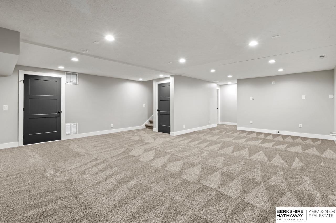 Elkhorn, Nebraska 68022, United States, 5 Bedrooms Bedrooms, ,3 BathroomsBathrooms,Residential,Active,233304