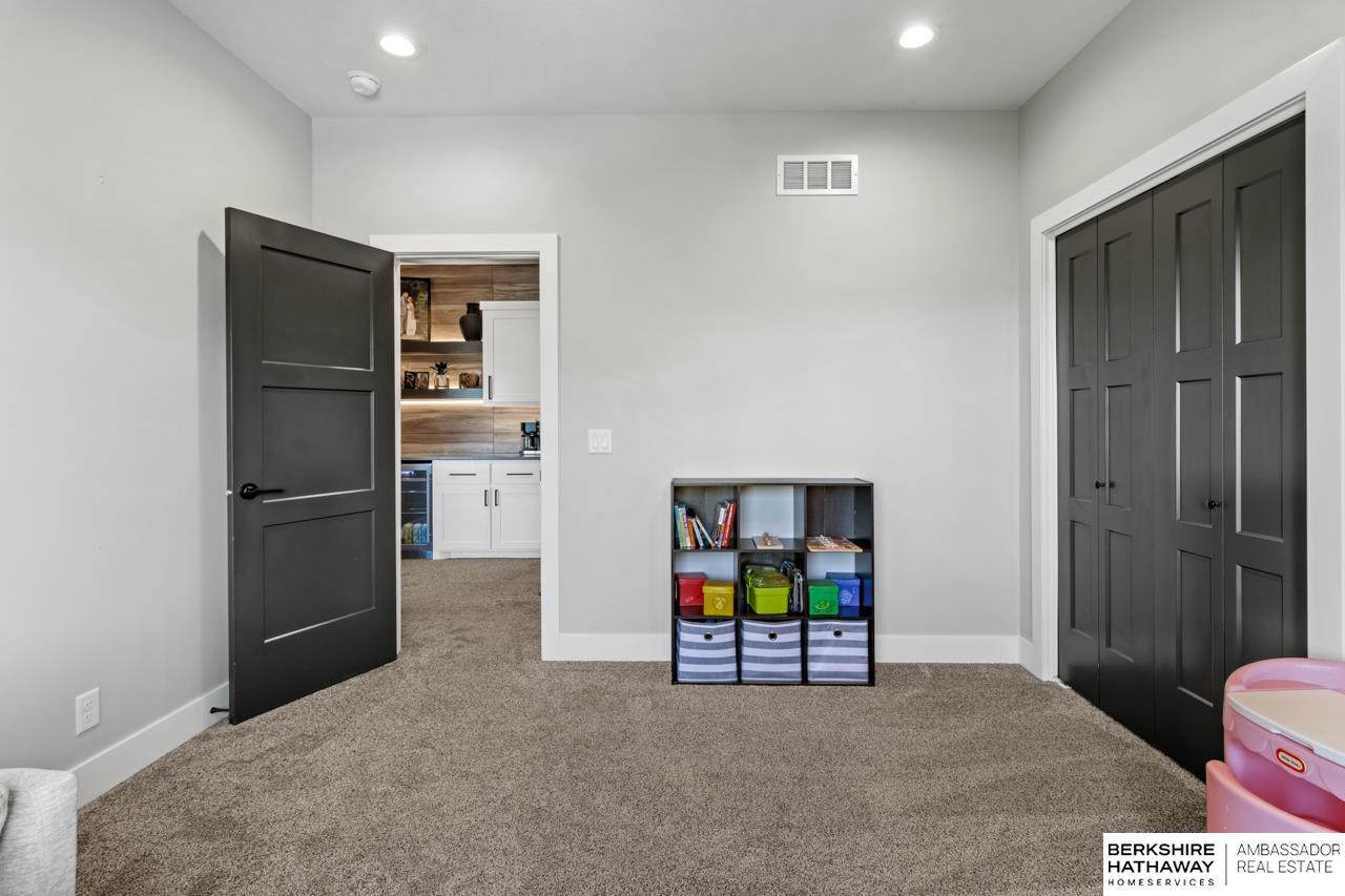 Elkhorn, Nebraska 68022, United States, 5 Bedrooms Bedrooms, ,3 BathroomsBathrooms,Residential,Active,233304