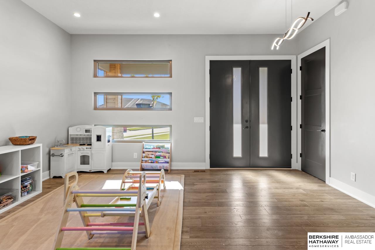 Elkhorn, Nebraska 68022, United States, 5 Bedrooms Bedrooms, ,3 BathroomsBathrooms,Residential,Active,233304