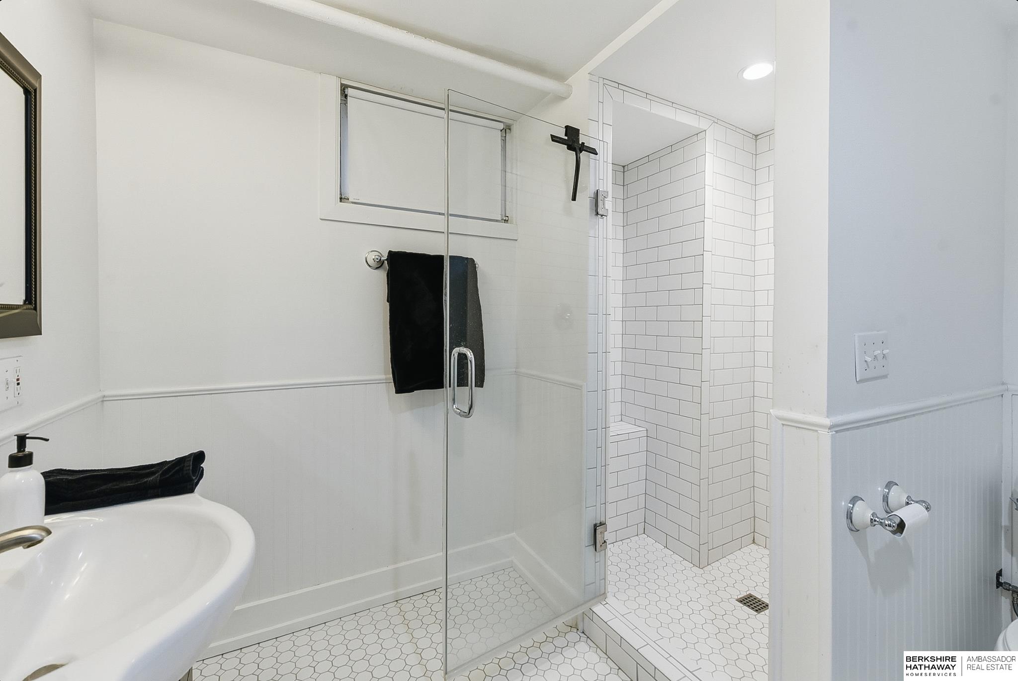 Omaha, Nebraska 68106, United States, 3 Bedrooms Bedrooms, ,2 BathroomsBathrooms,Residential,Active,253811