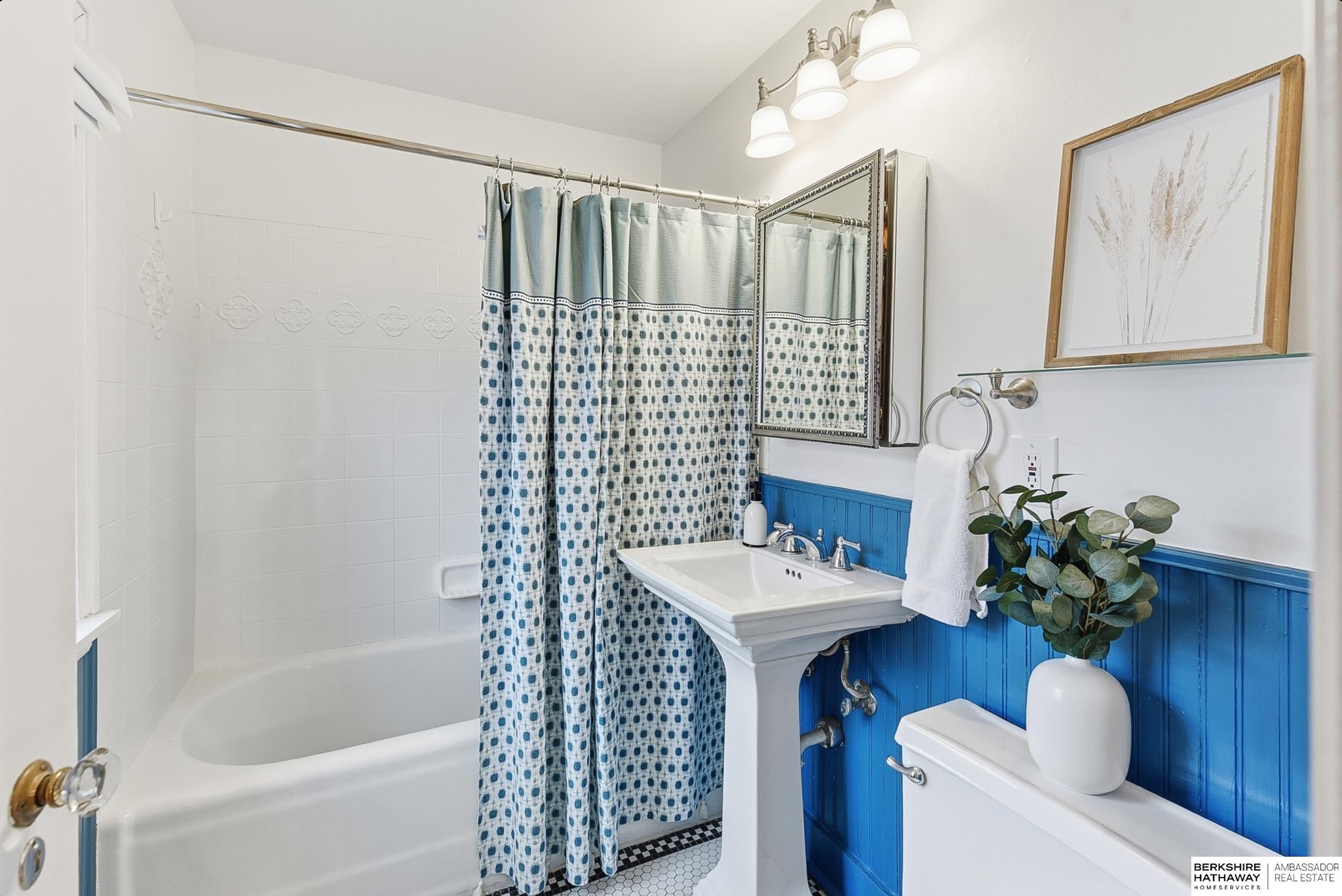 Omaha, Nebraska 68106, United States, 3 Bedrooms Bedrooms, ,2 BathroomsBathrooms,Residential,Active,253811