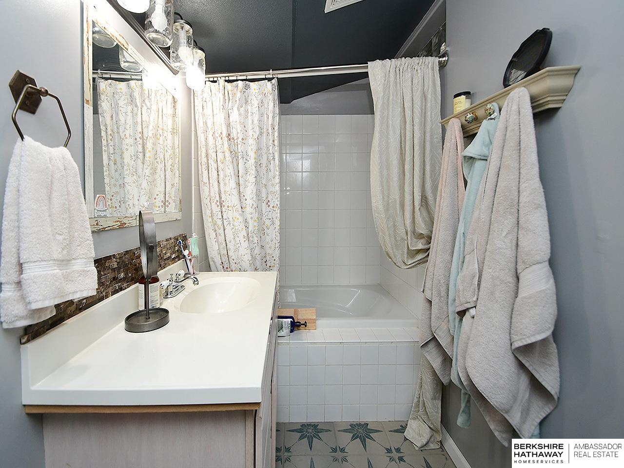 Omaha, Nebraska 68134, United States, 4 Bedrooms Bedrooms, ,3 BathroomsBathrooms,Residential,Active,211382