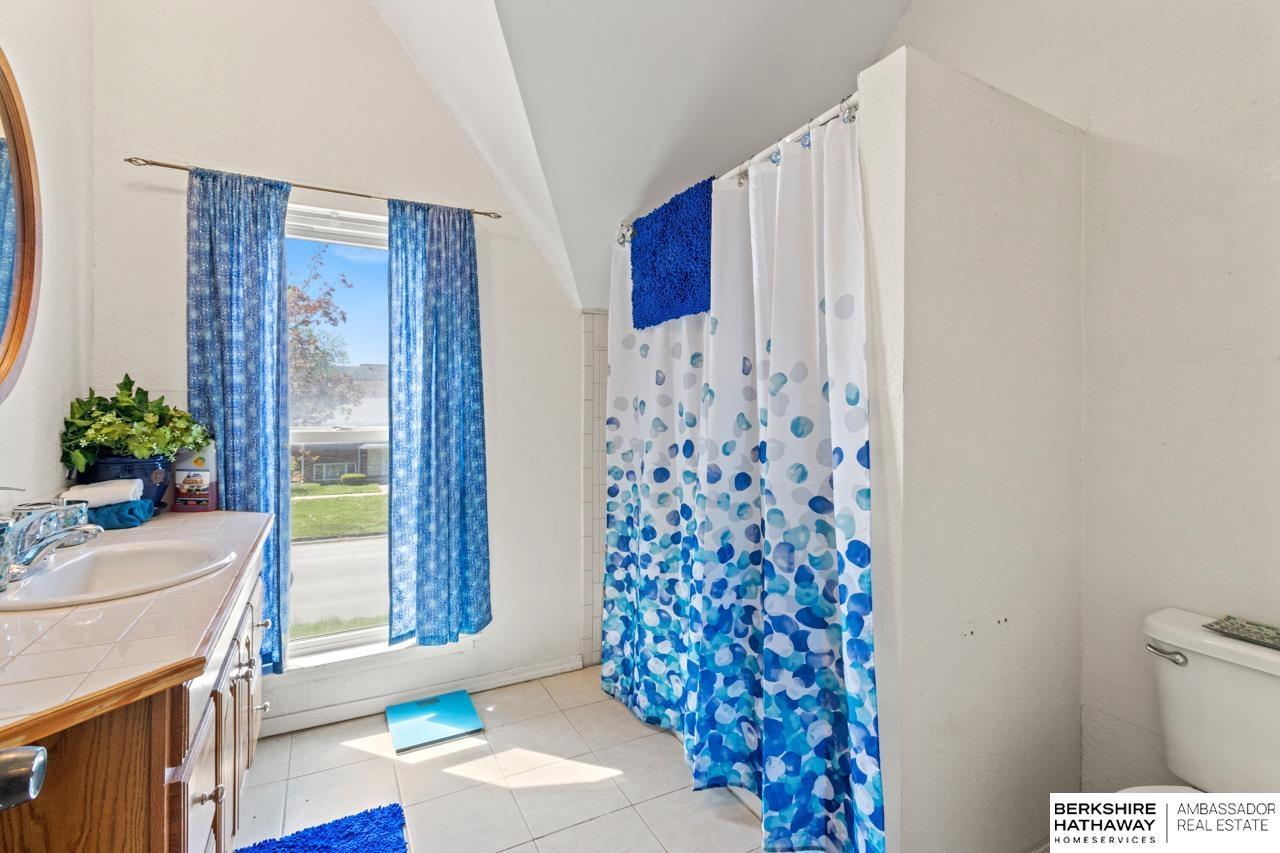 Lincoln, Nebraska 68508, United States, 2 Bedrooms Bedrooms, ,2 BathroomsBathrooms,Residential,Pending,124349