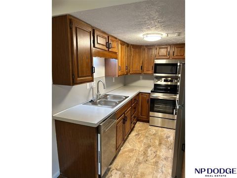 Photo of 120 S 38 Avenue #APT 15, Omaha, NE 68131 (MLS # 22610772)