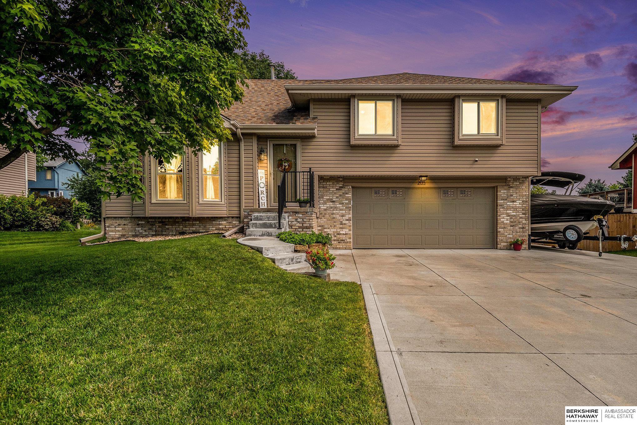 Papillion, Nebraska 68133, United States, 3 Bedrooms Bedrooms, ,2 BathroomsBathrooms,Residential,Pending,185819