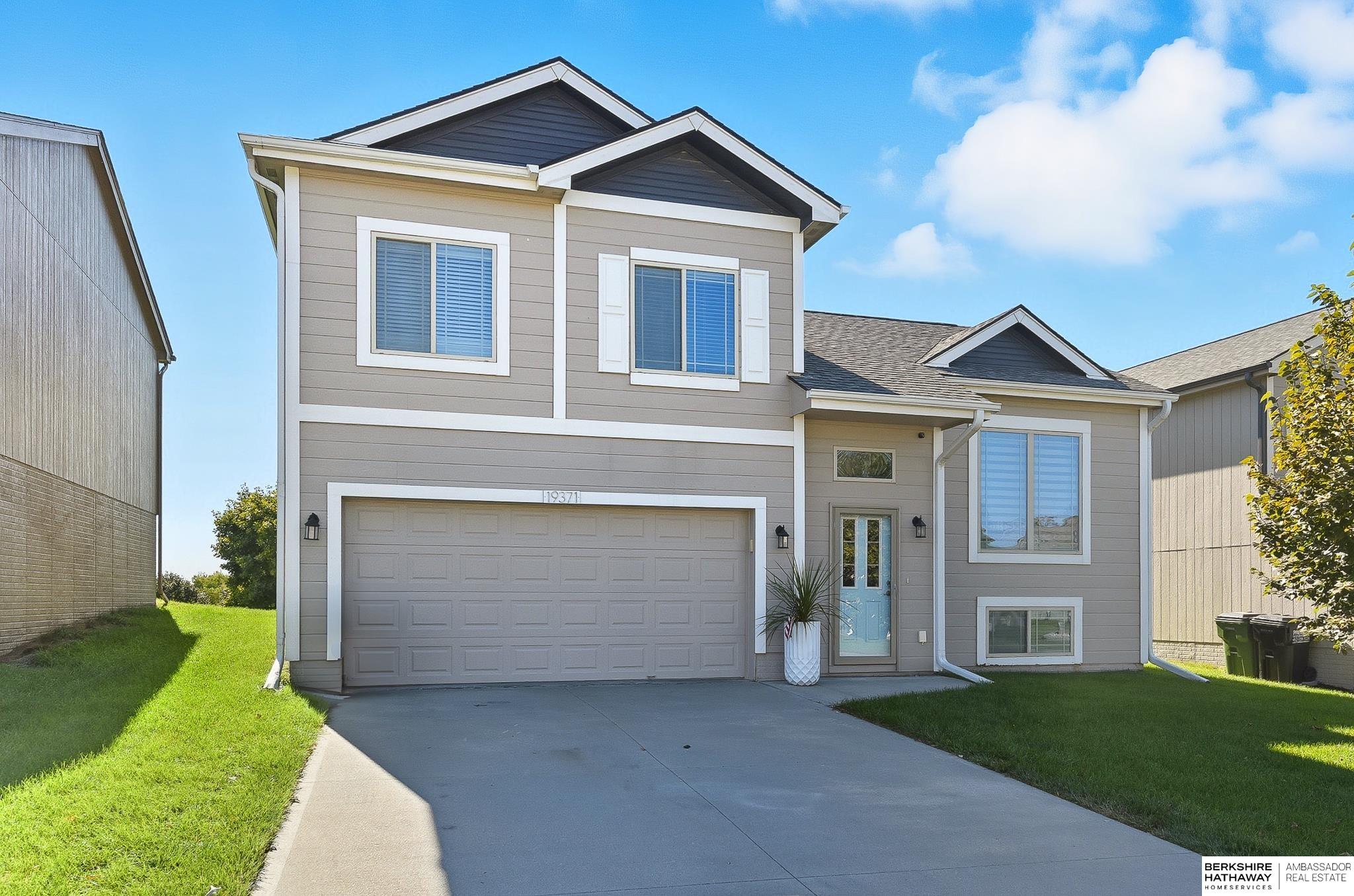 Omaha, Nebraska 68135, United States, 3 Bedrooms Bedrooms, ,2 BathroomsBathrooms,Residential,Active,223423