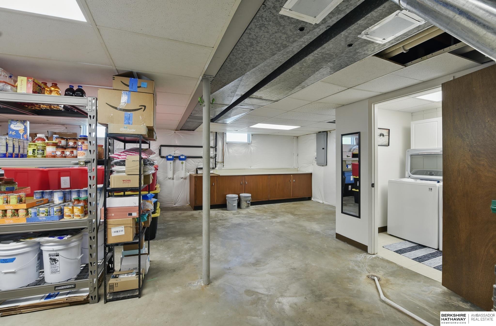 Omaha, Nebraska 68124, United States, 4 Bedrooms Bedrooms, ,2 BathroomsBathrooms,Residential,Pending,129206