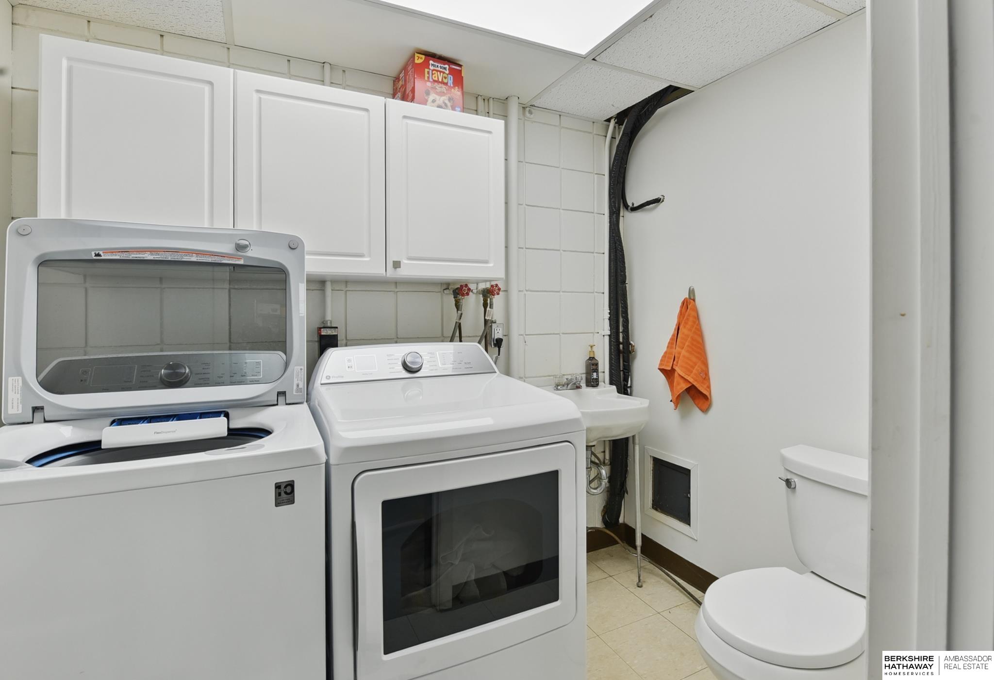 Omaha, Nebraska 68124, United States, 4 Bedrooms Bedrooms, ,2 BathroomsBathrooms,Residential,Pending,129206