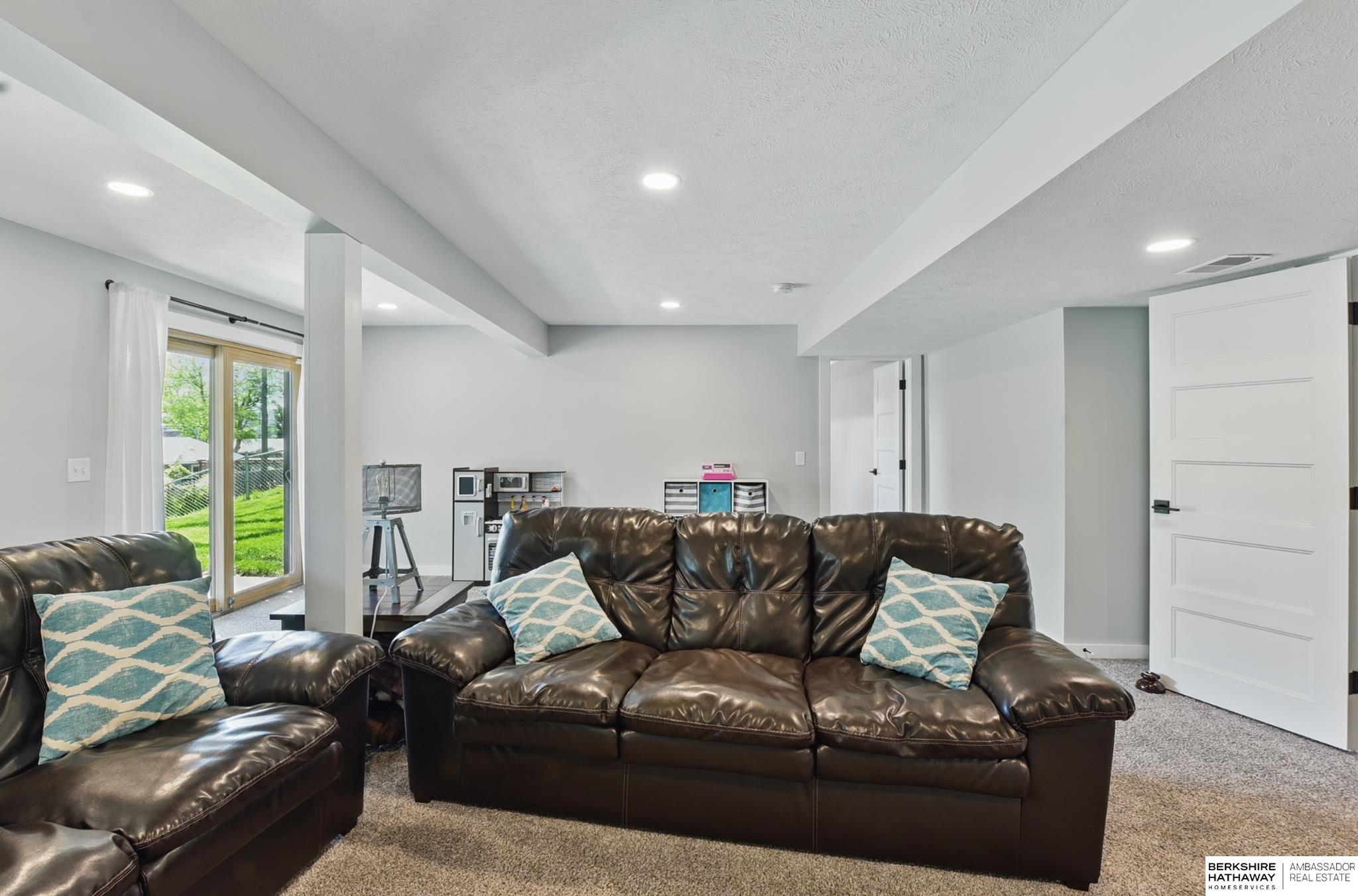 Omaha, Nebraska 68124, United States, 4 Bedrooms Bedrooms, ,2 BathroomsBathrooms,Residential,Pending,129206