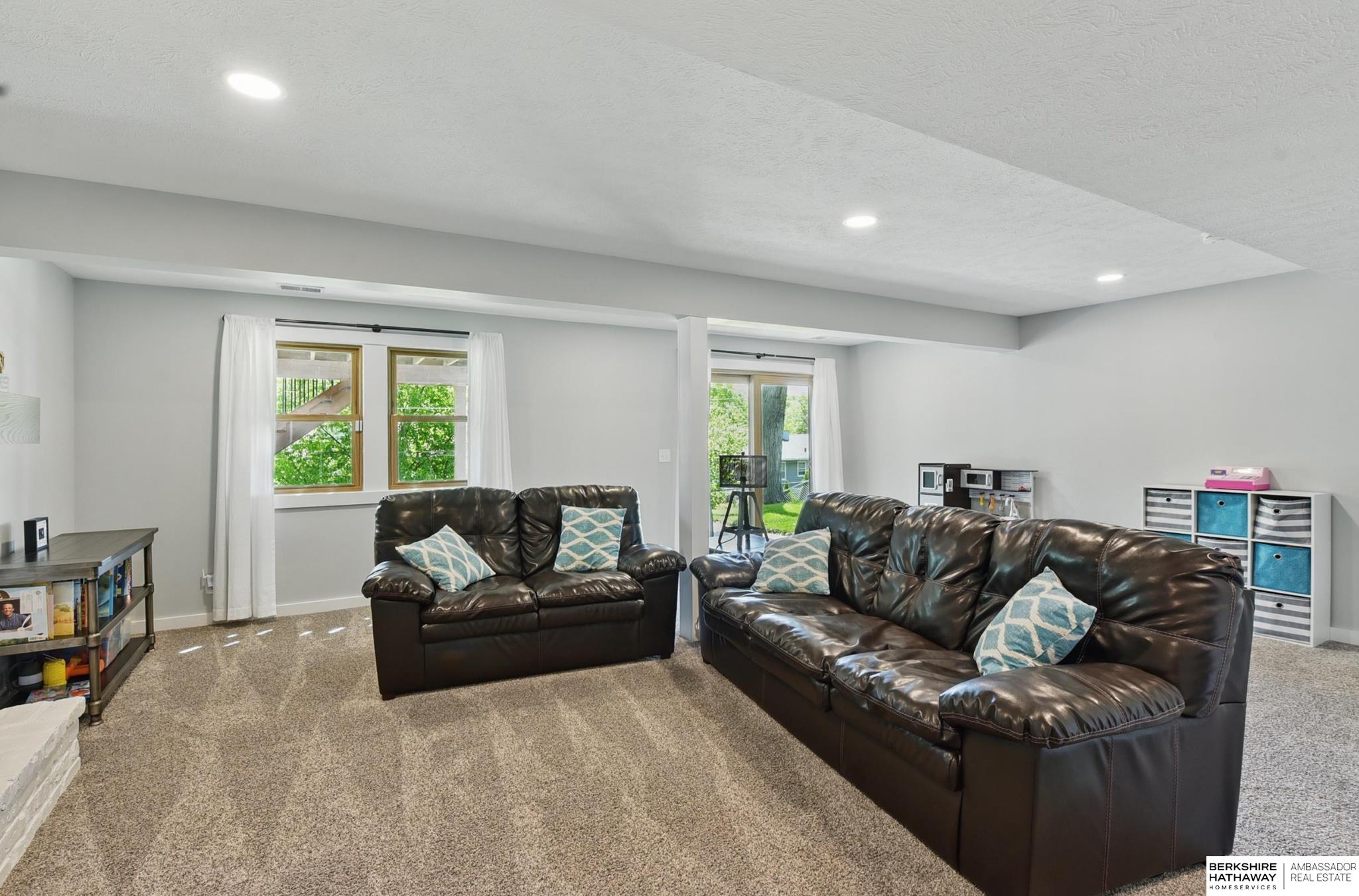 Omaha, Nebraska 68124, United States, 4 Bedrooms Bedrooms, ,2 BathroomsBathrooms,Residential,Pending,129206