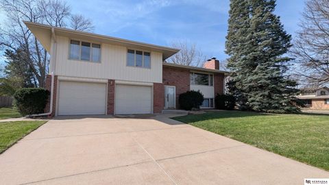 Photo of 8001 Sandalwood Drive, Lincoln, NE 68510 (MLS # 22608459)