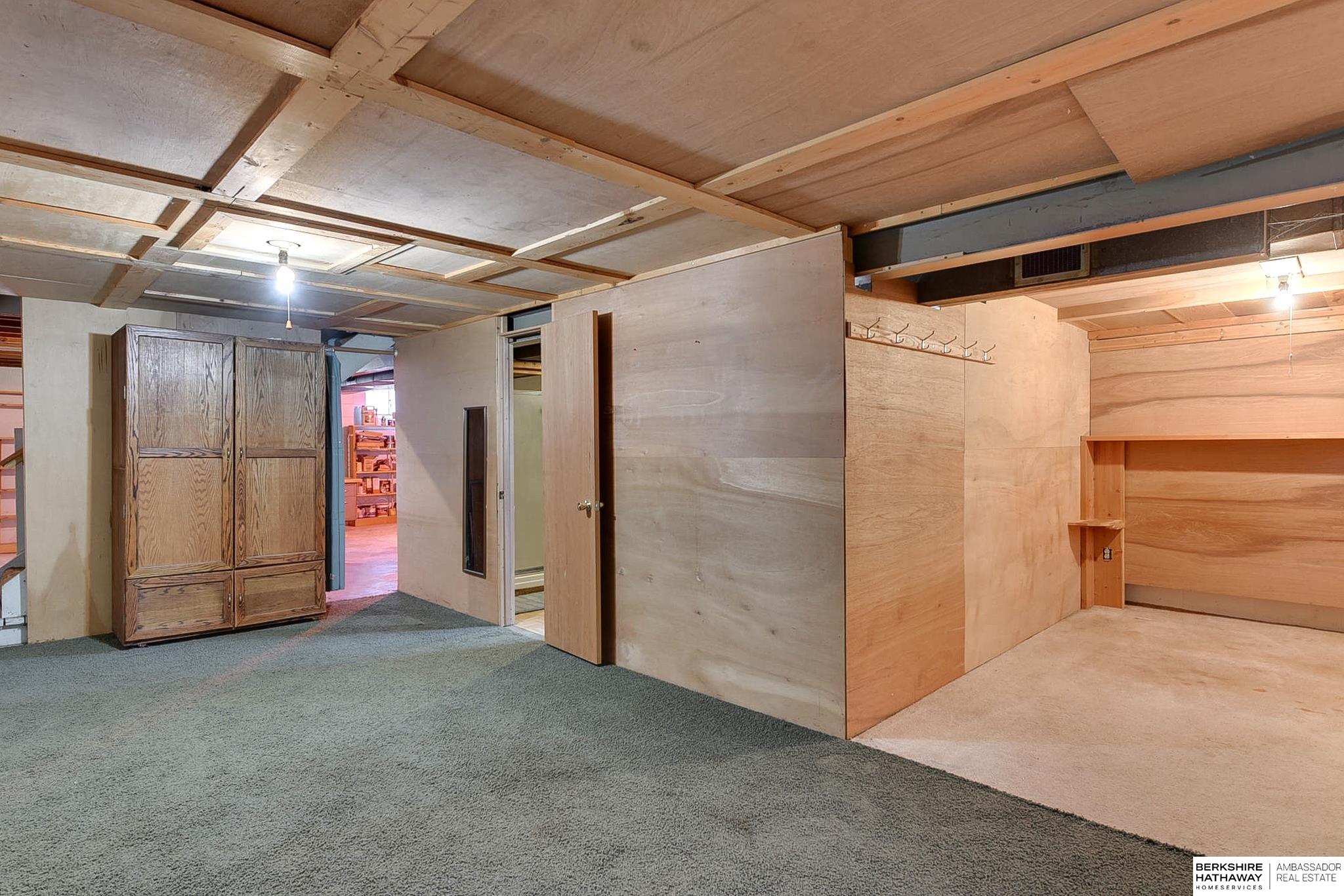 Omaha, Nebraska 68124, United States, 3 Bedrooms Bedrooms, ,2 BathroomsBathrooms,Residential,Active,79930