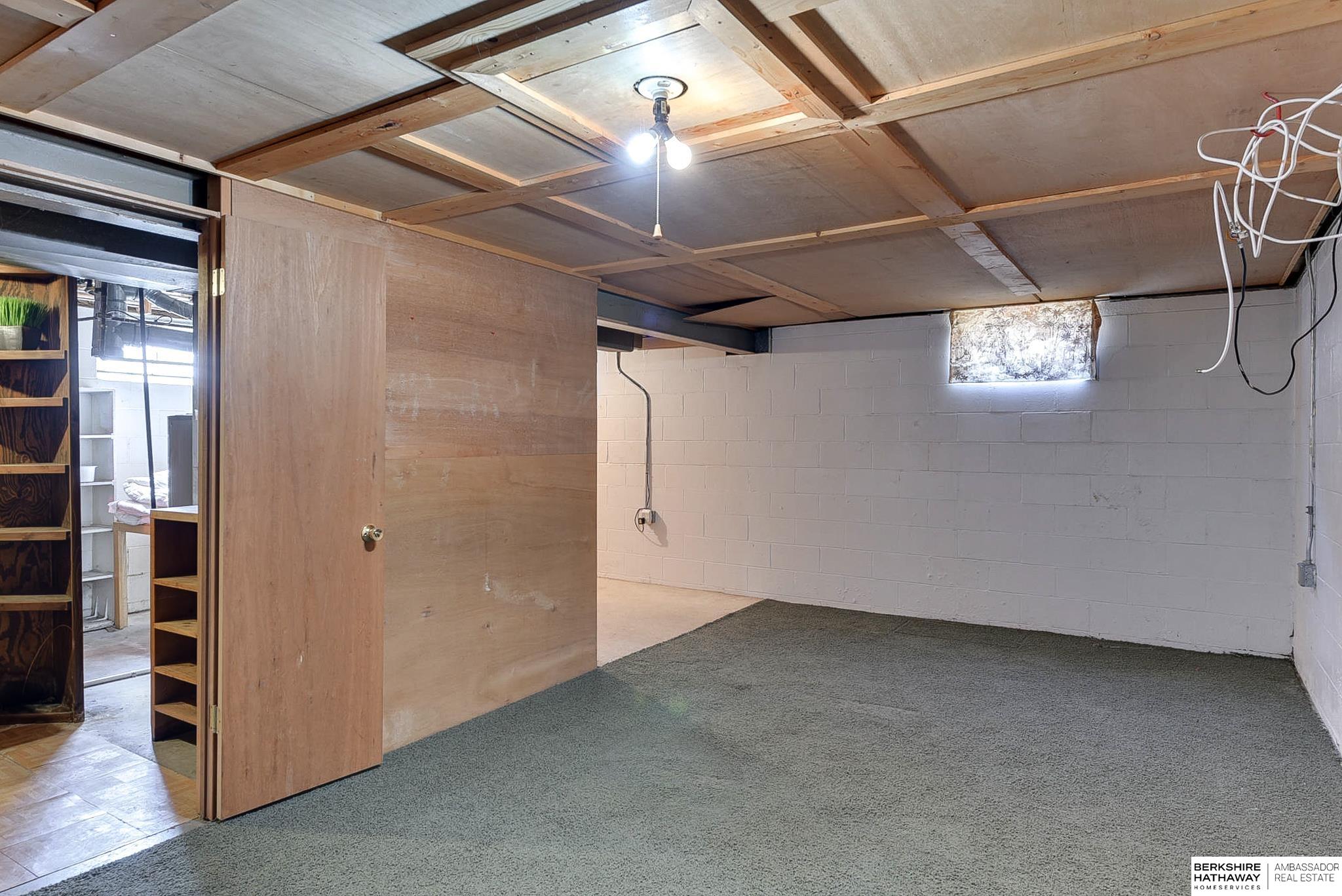 Omaha, Nebraska 68124, United States, 3 Bedrooms Bedrooms, ,2 BathroomsBathrooms,Residential,Active,79930