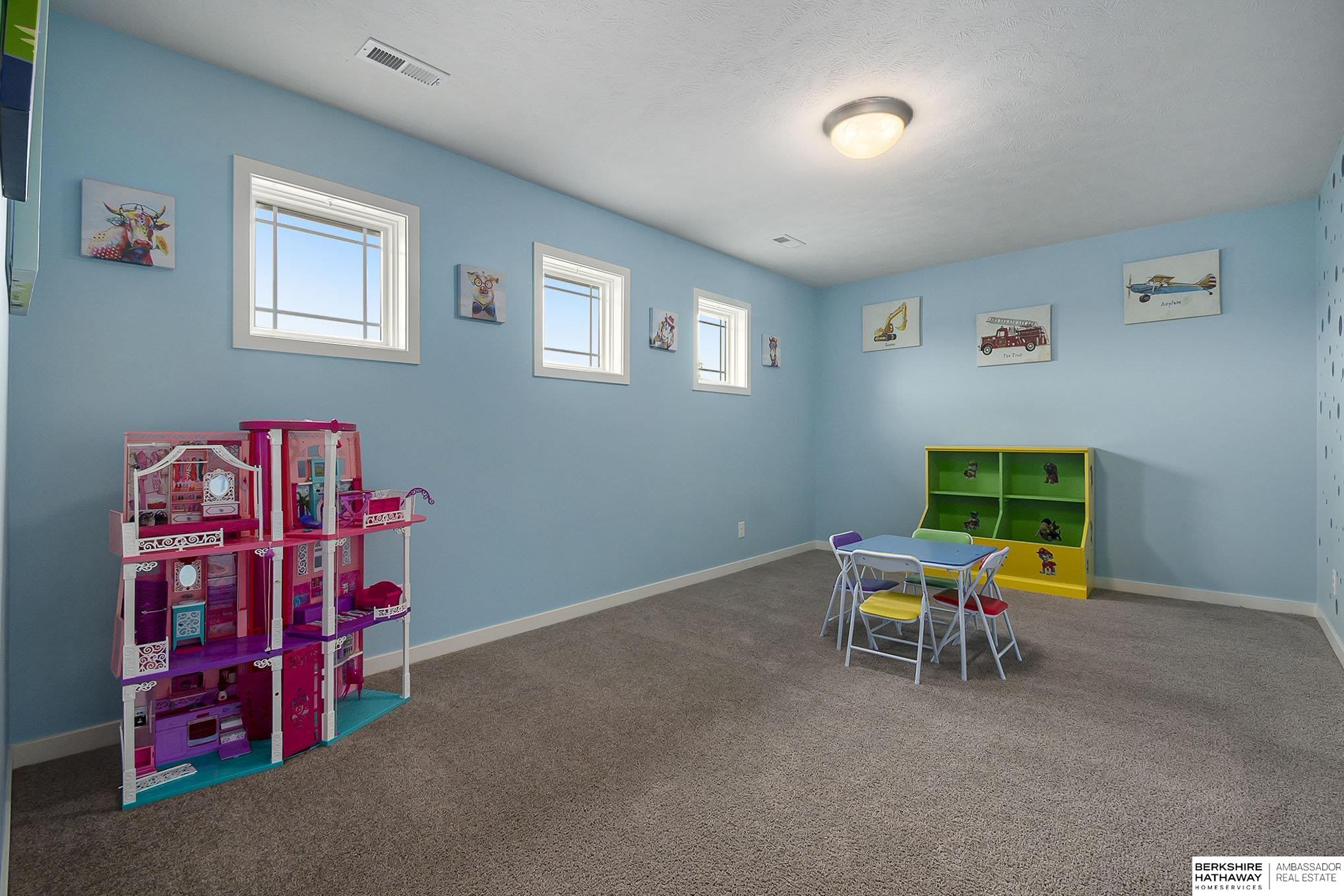 Papillion, Nebraska 68046, United States, 5 Bedrooms Bedrooms, ,3 BathroomsBathrooms,Residential,Pending,213669