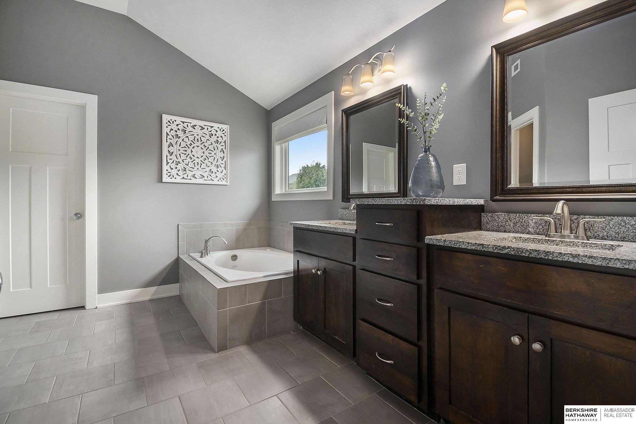 Papillion, Nebraska 68046, United States, 5 Bedrooms Bedrooms, ,3 BathroomsBathrooms,Residential,Pending,213669