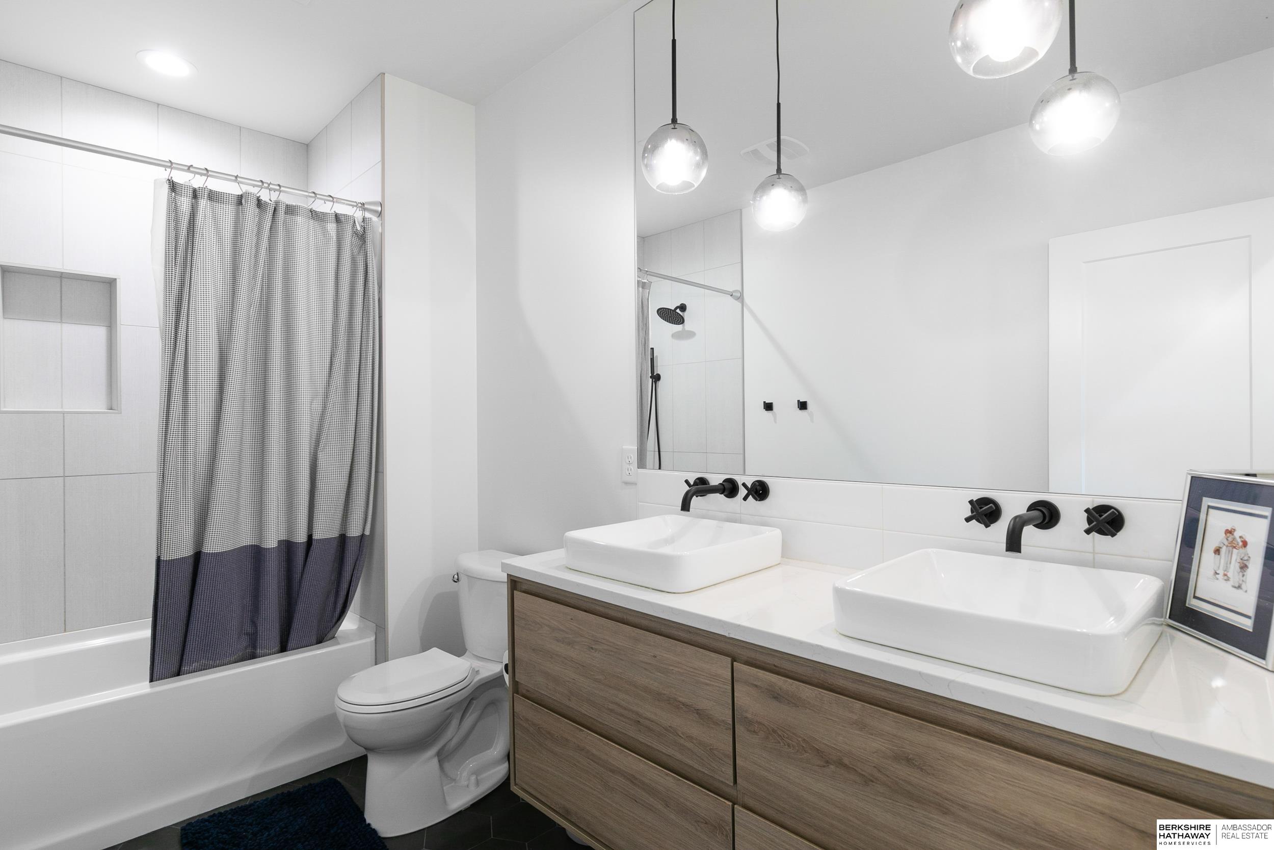 Lincoln, Nebraska 68520, United States, 5 Bedrooms Bedrooms, ,4 BathroomsBathrooms,Residential,Active,232952