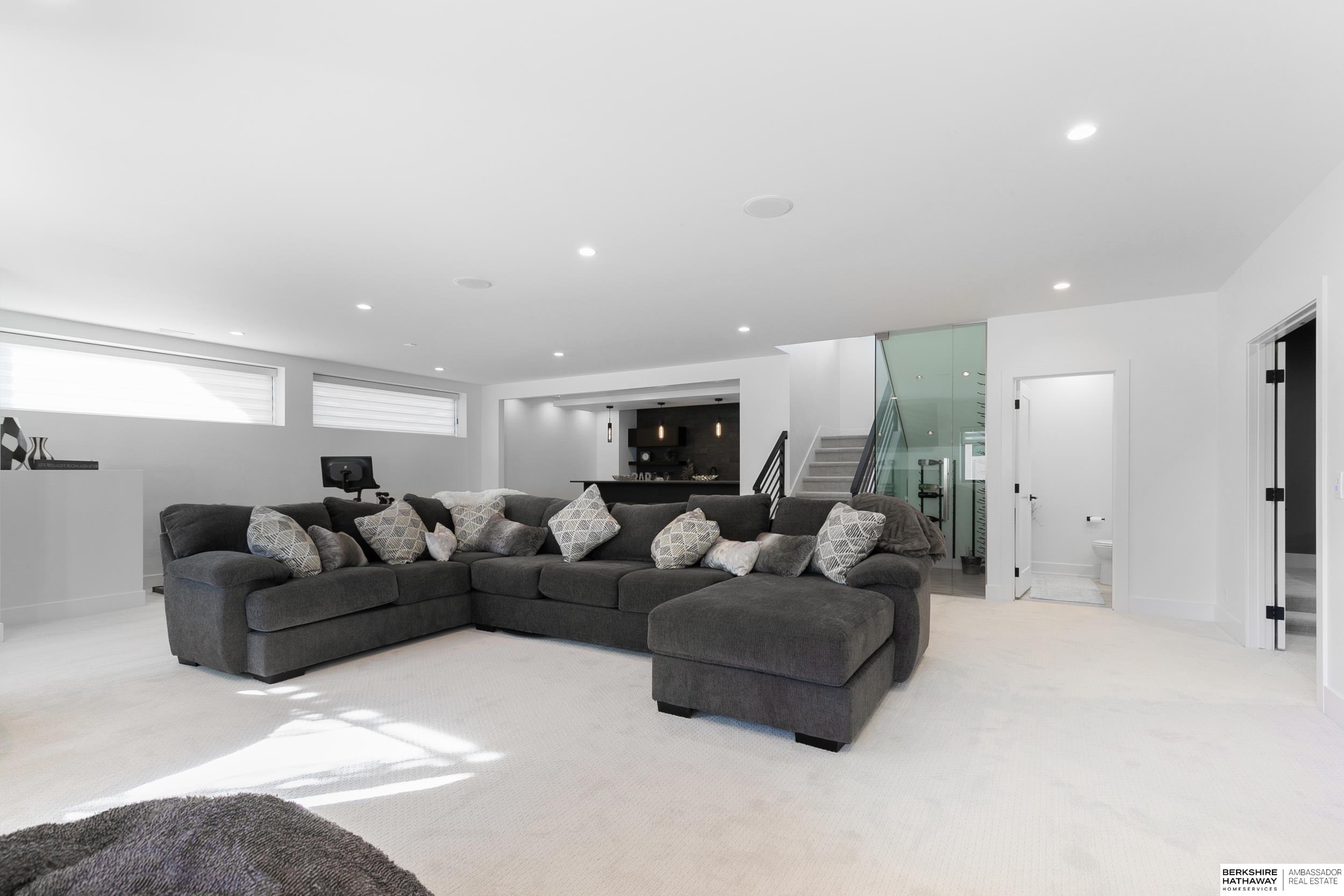 Lincoln, Nebraska 68520, United States, 5 Bedrooms Bedrooms, ,4 BathroomsBathrooms,Residential,Active,232952