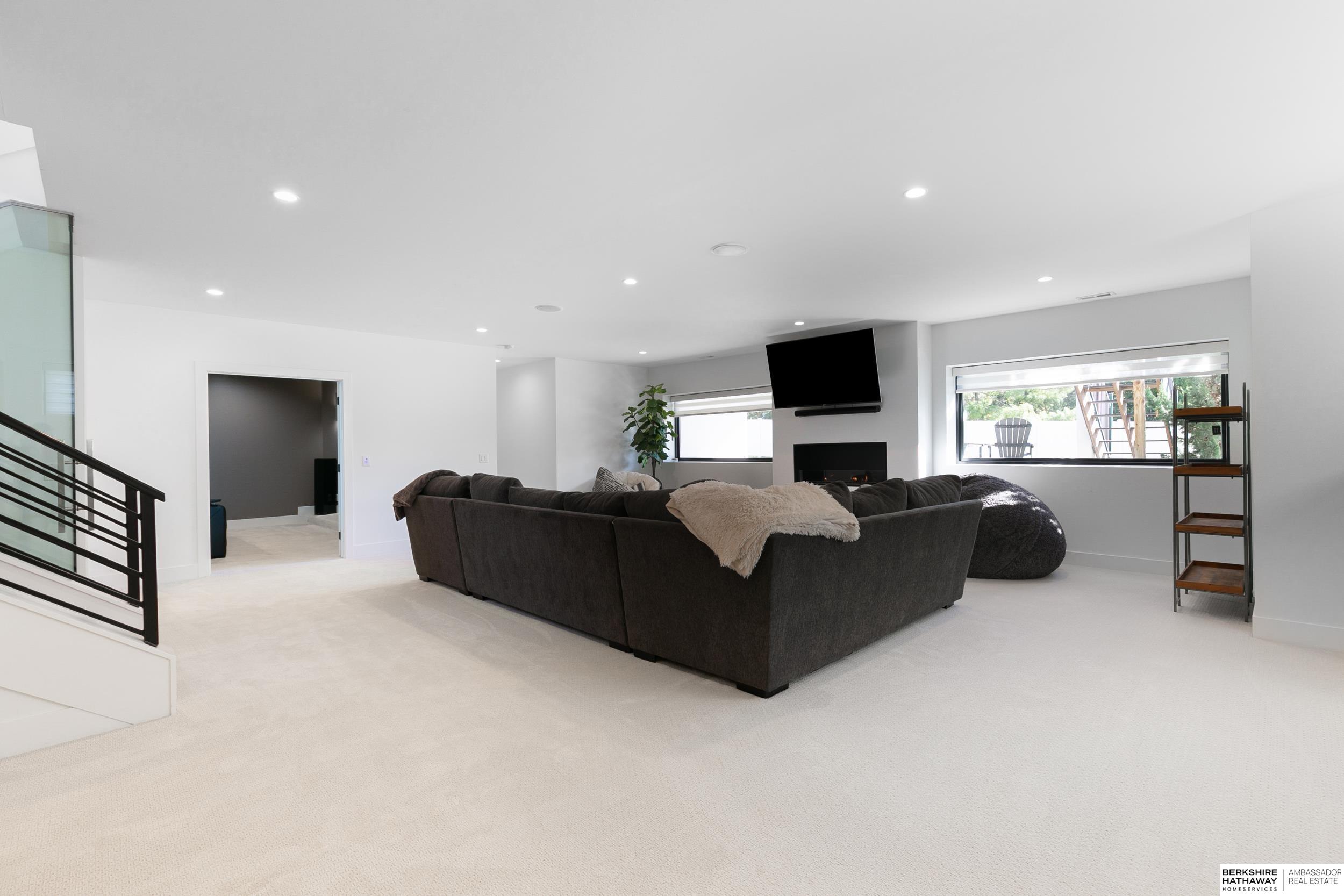 Lincoln, Nebraska 68520, United States, 5 Bedrooms Bedrooms, ,4 BathroomsBathrooms,Residential,Active,232952