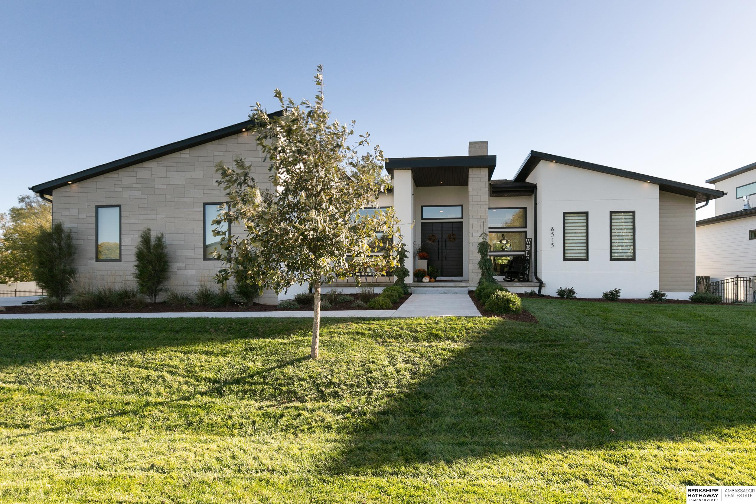 Lincoln, Nebraska 68520, United States, 5 Bedrooms Bedrooms, ,4 BathroomsBathrooms,Residential,Active,232952