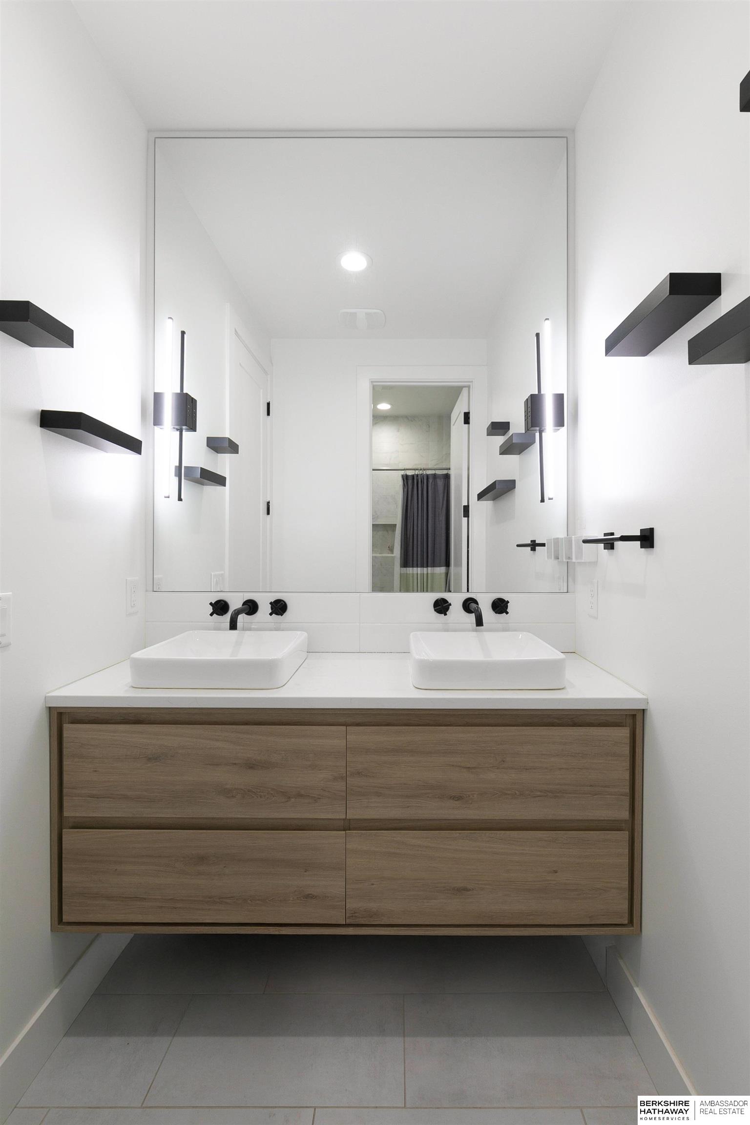 Lincoln, Nebraska 68520, United States, 5 Bedrooms Bedrooms, ,4 BathroomsBathrooms,Residential,Active,232952