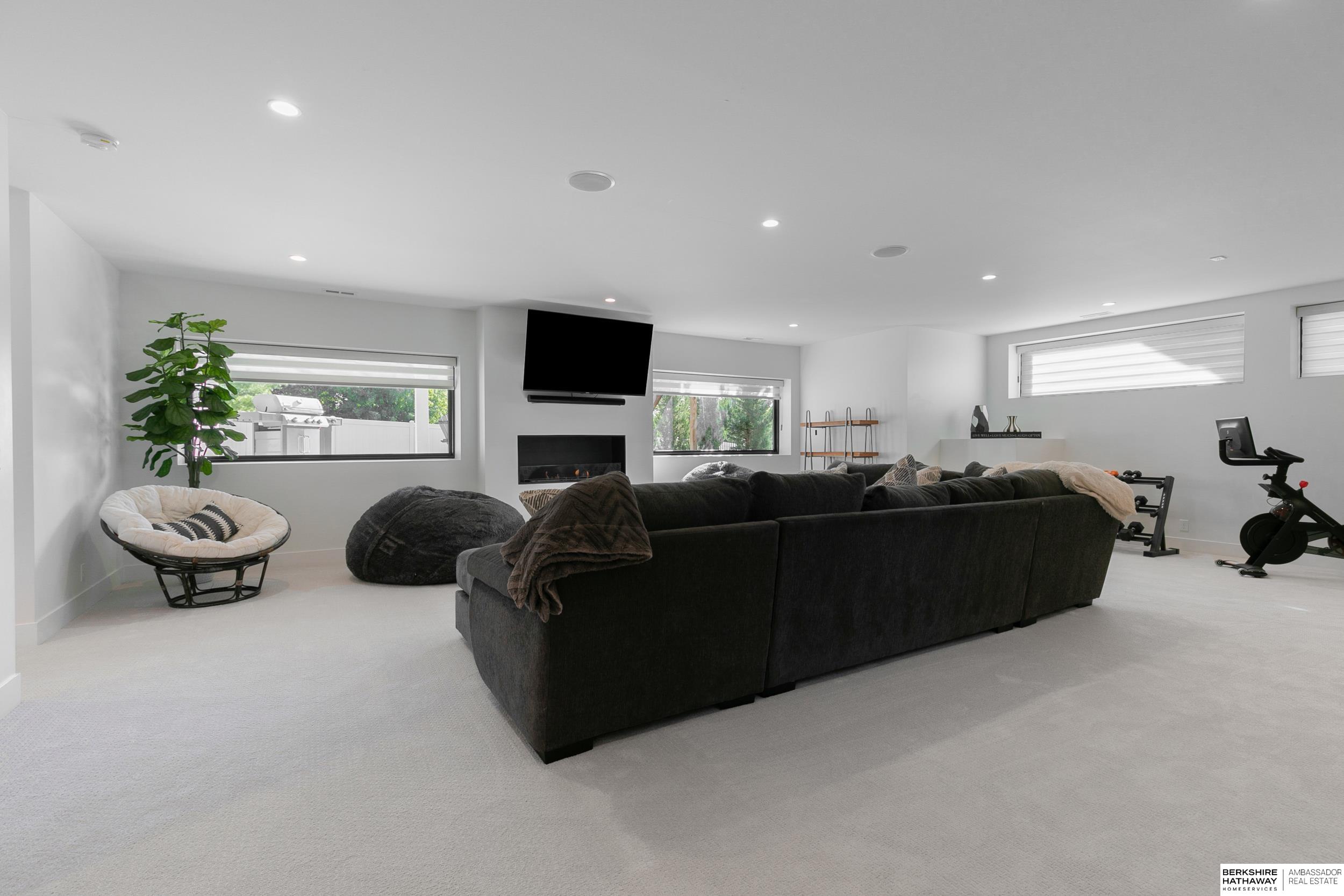 Lincoln, Nebraska 68520, United States, 5 Bedrooms Bedrooms, ,4 BathroomsBathrooms,Residential,Active,232952