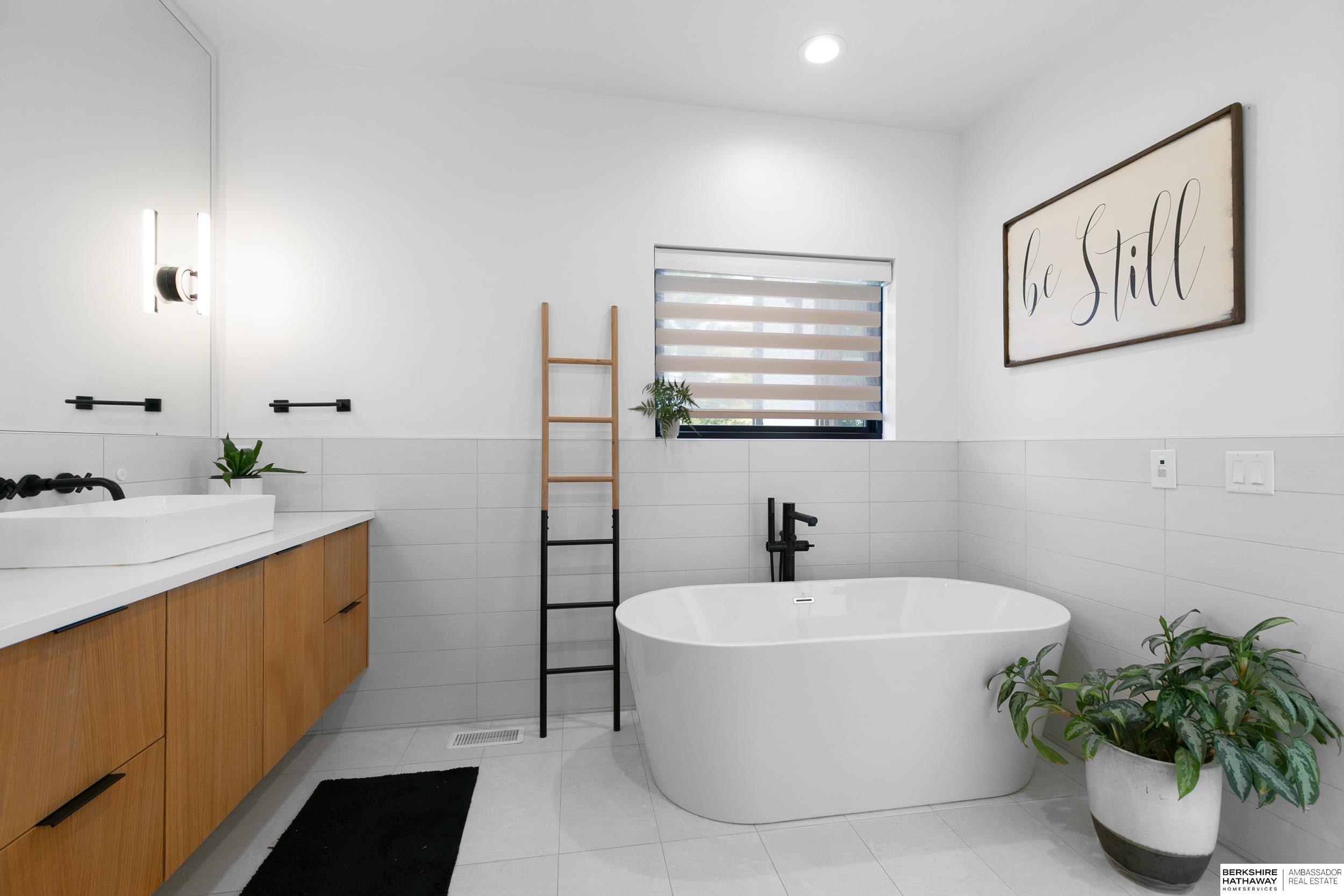 Lincoln, Nebraska 68520, United States, 5 Bedrooms Bedrooms, ,4 BathroomsBathrooms,Residential,Active,232952