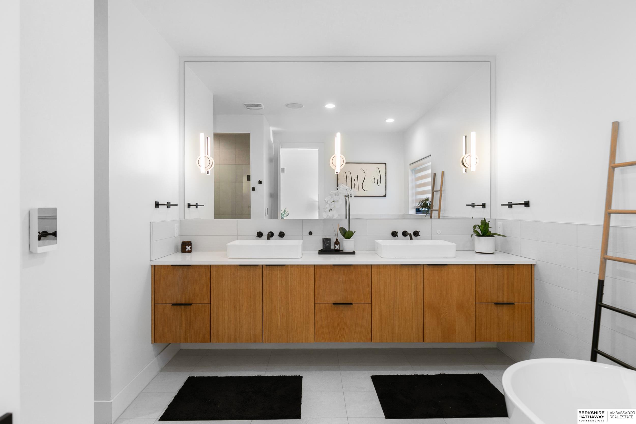 Lincoln, Nebraska 68520, United States, 5 Bedrooms Bedrooms, ,4 BathroomsBathrooms,Residential,Active,232952