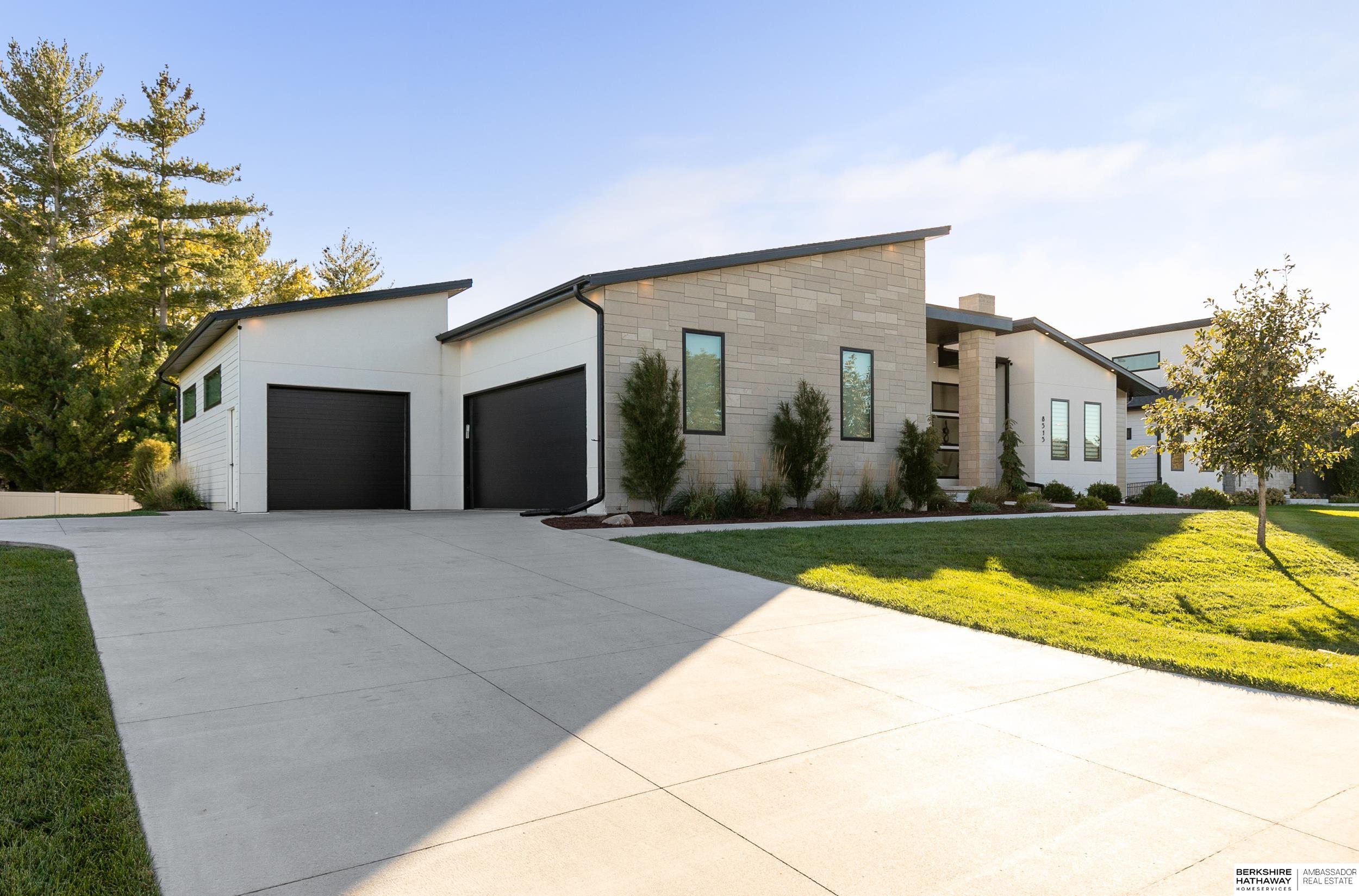 Lincoln, Nebraska 68520, United States, 5 Bedrooms Bedrooms, ,4 BathroomsBathrooms,Residential,Active,232952