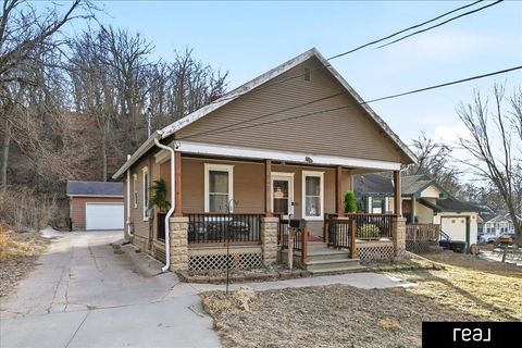 Photo of 721 W Graham Avenue, Council Bluffs, IA 51503 (MLS # 22603014)