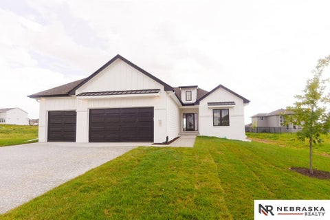 Photo of 12605 Glenn Street, Papillion, NE 68138 (MLS # 22615869)