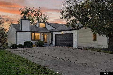 Photo of 11411 Taylor Street, Omaha, NE 68164 (MLS # 22534232)