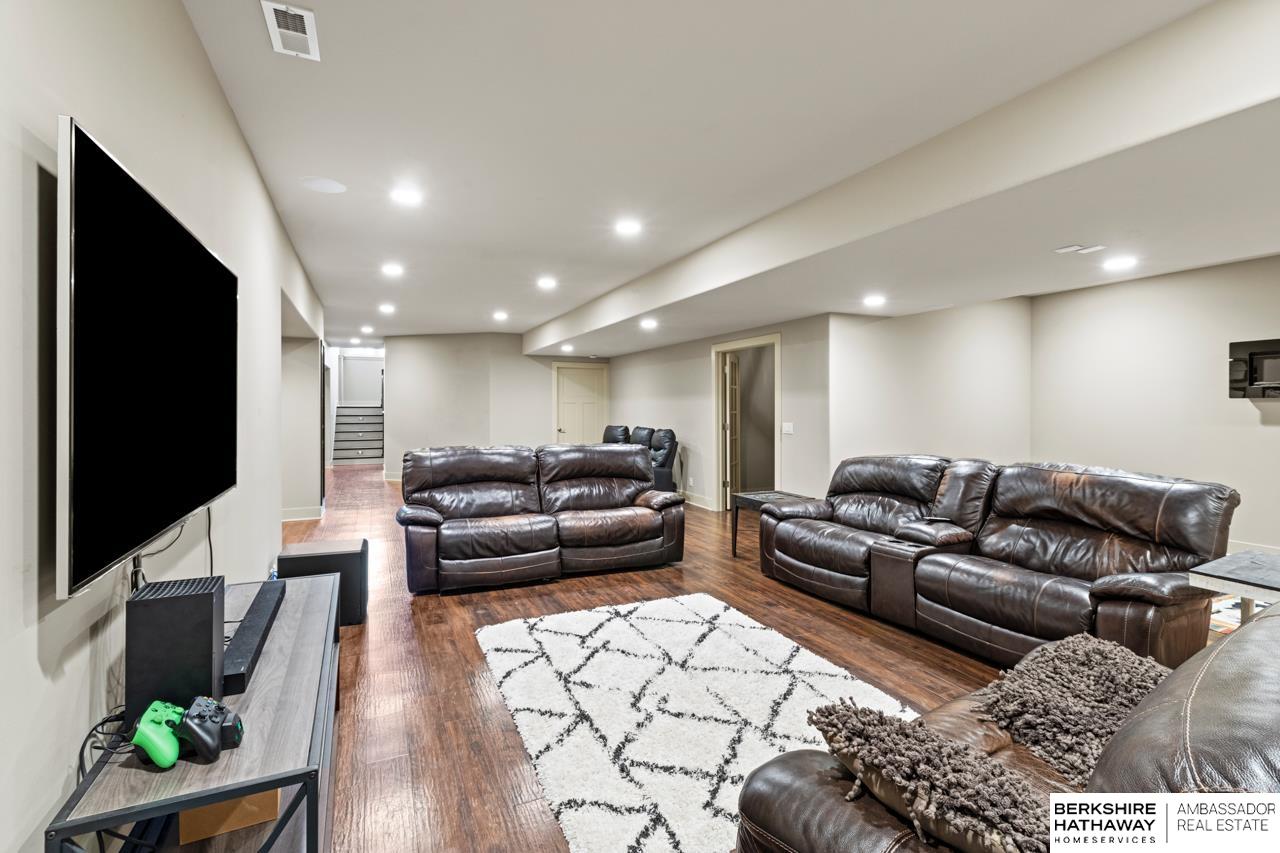 Valley, Nebraska 68064, United States, 6 Bedrooms Bedrooms, ,5 BathroomsBathrooms,Residential,Active,107728