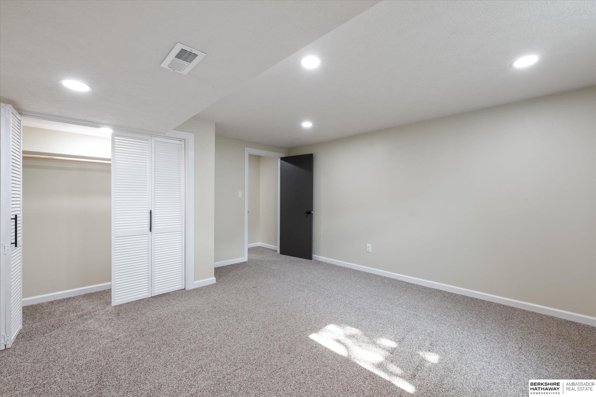 Council Bluffs, Iowa 51503, United States, 5 Bedrooms Bedrooms, ,4 BathroomsBathrooms,Residential,Pending,222191