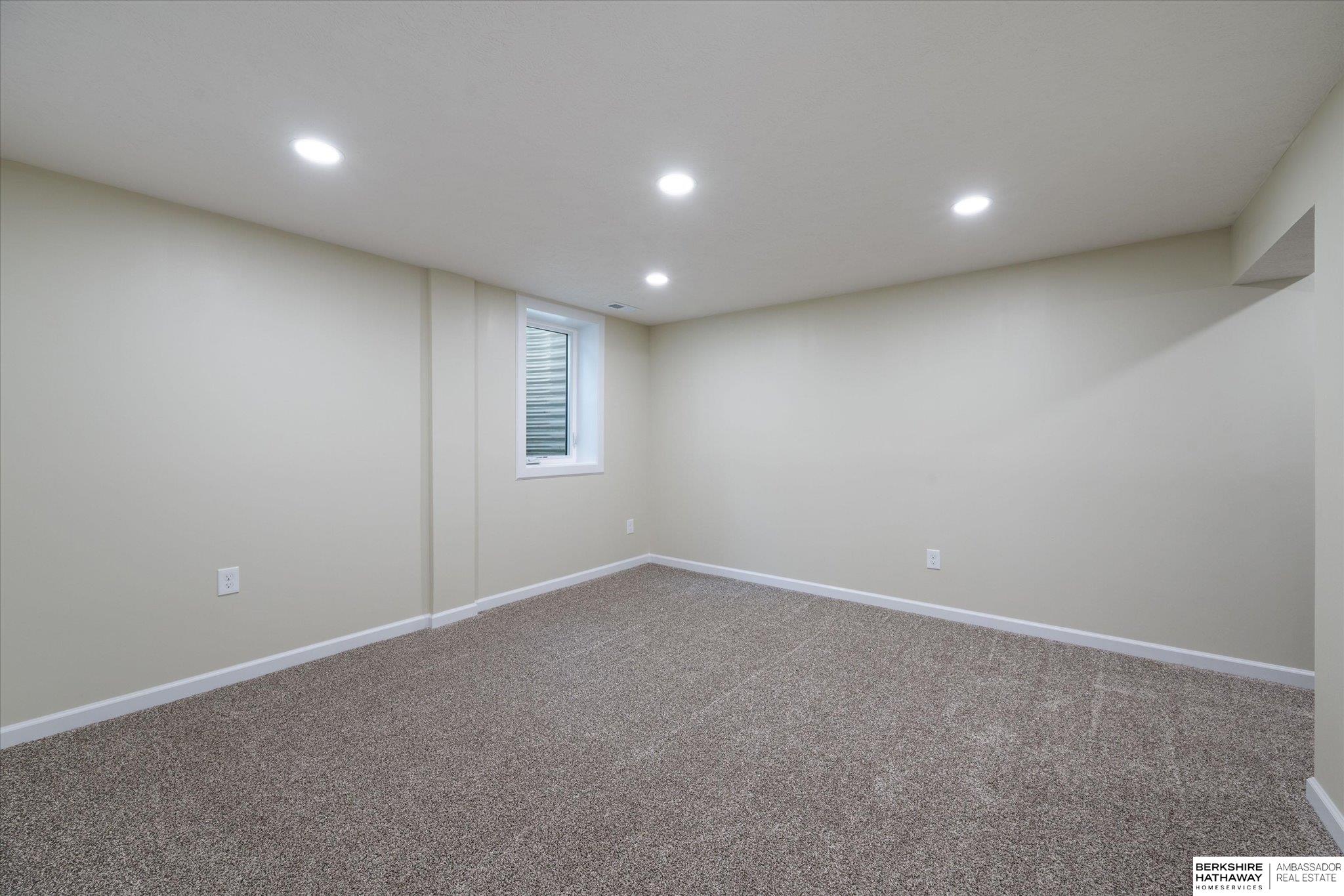 Council Bluffs, Iowa 51503, United States, 5 Bedrooms Bedrooms, ,4 BathroomsBathrooms,Residential,Pending,222191