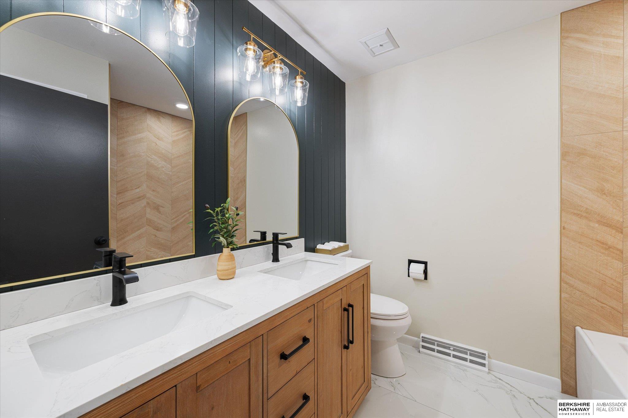 Council Bluffs, Iowa 51503, United States, 5 Bedrooms Bedrooms, ,4 BathroomsBathrooms,Residential,Pending,222191