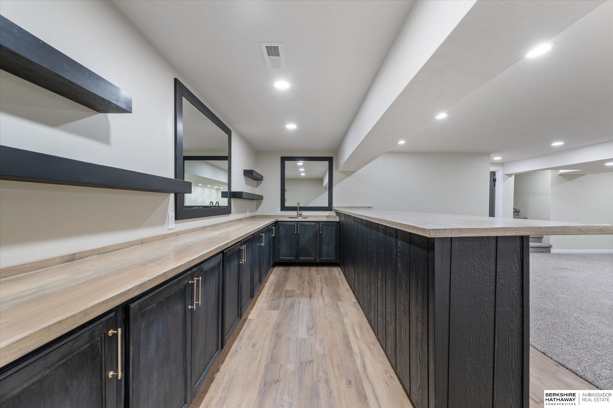 Council Bluffs, Iowa 51503, United States, 5 Bedrooms Bedrooms, ,4 BathroomsBathrooms,Residential,Pending,222191