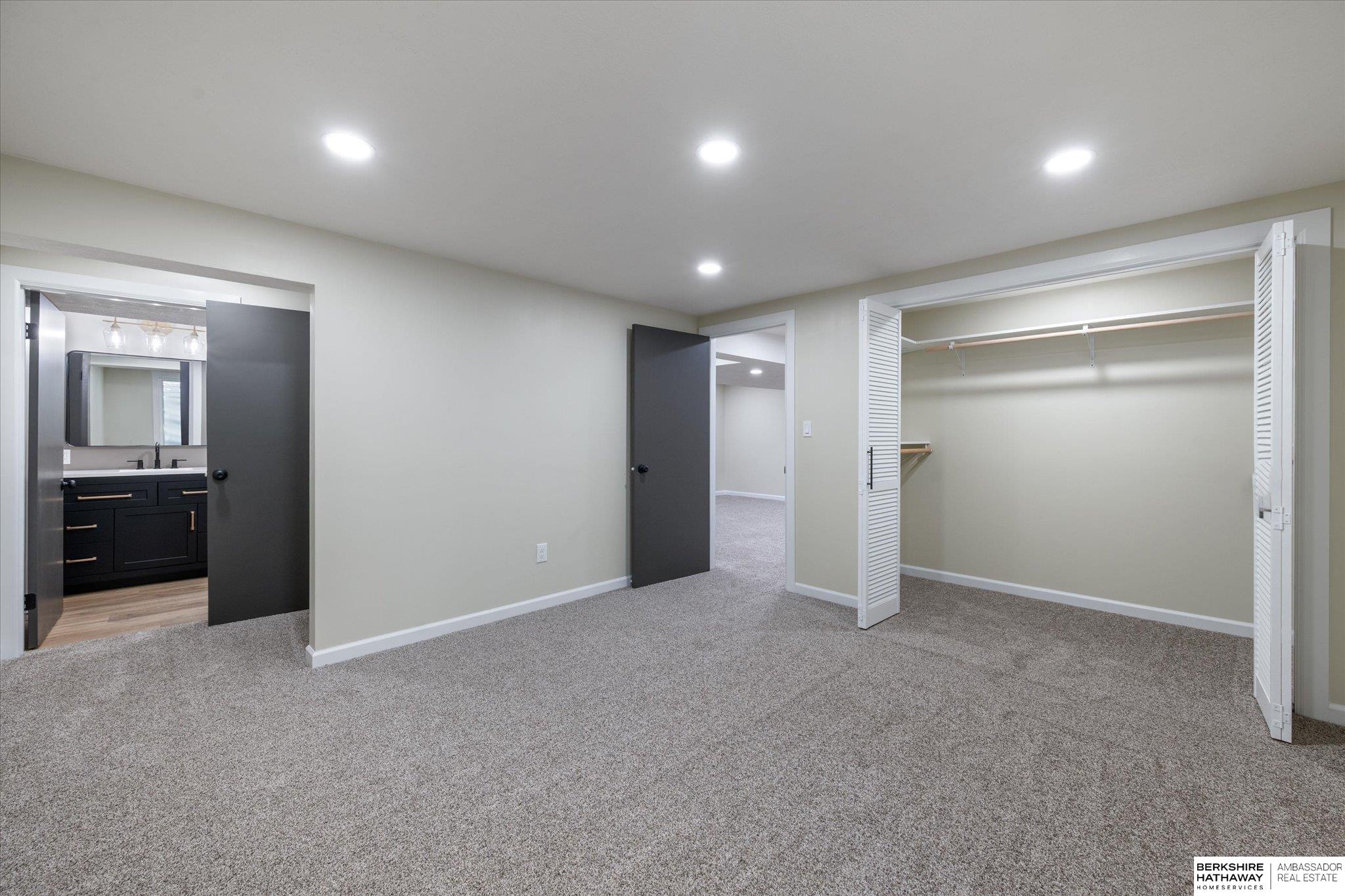 Council Bluffs, Iowa 51503, United States, 5 Bedrooms Bedrooms, ,4 BathroomsBathrooms,Residential,Pending,222191