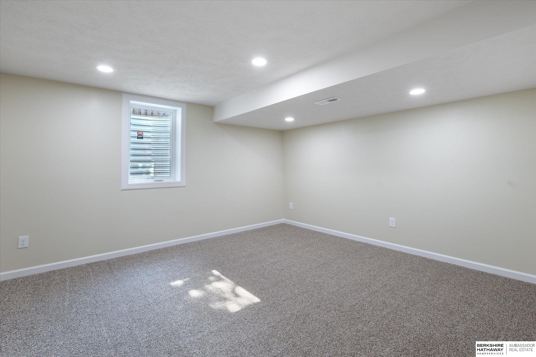 Council Bluffs, Iowa 51503, United States, 5 Bedrooms Bedrooms, ,4 BathroomsBathrooms,Residential,Pending,222191