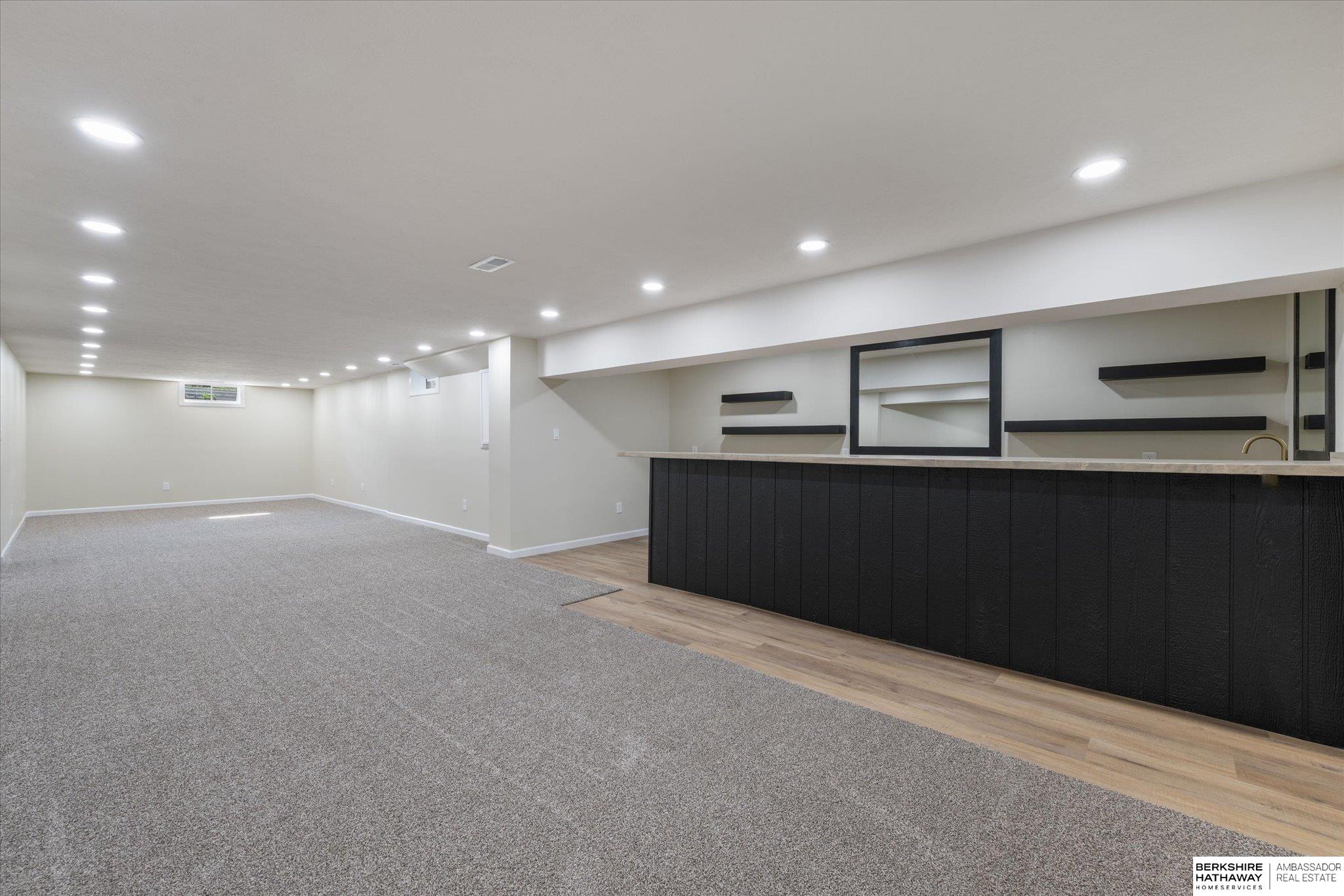 Council Bluffs, Iowa 51503, United States, 5 Bedrooms Bedrooms, ,4 BathroomsBathrooms,Residential,Pending,222191