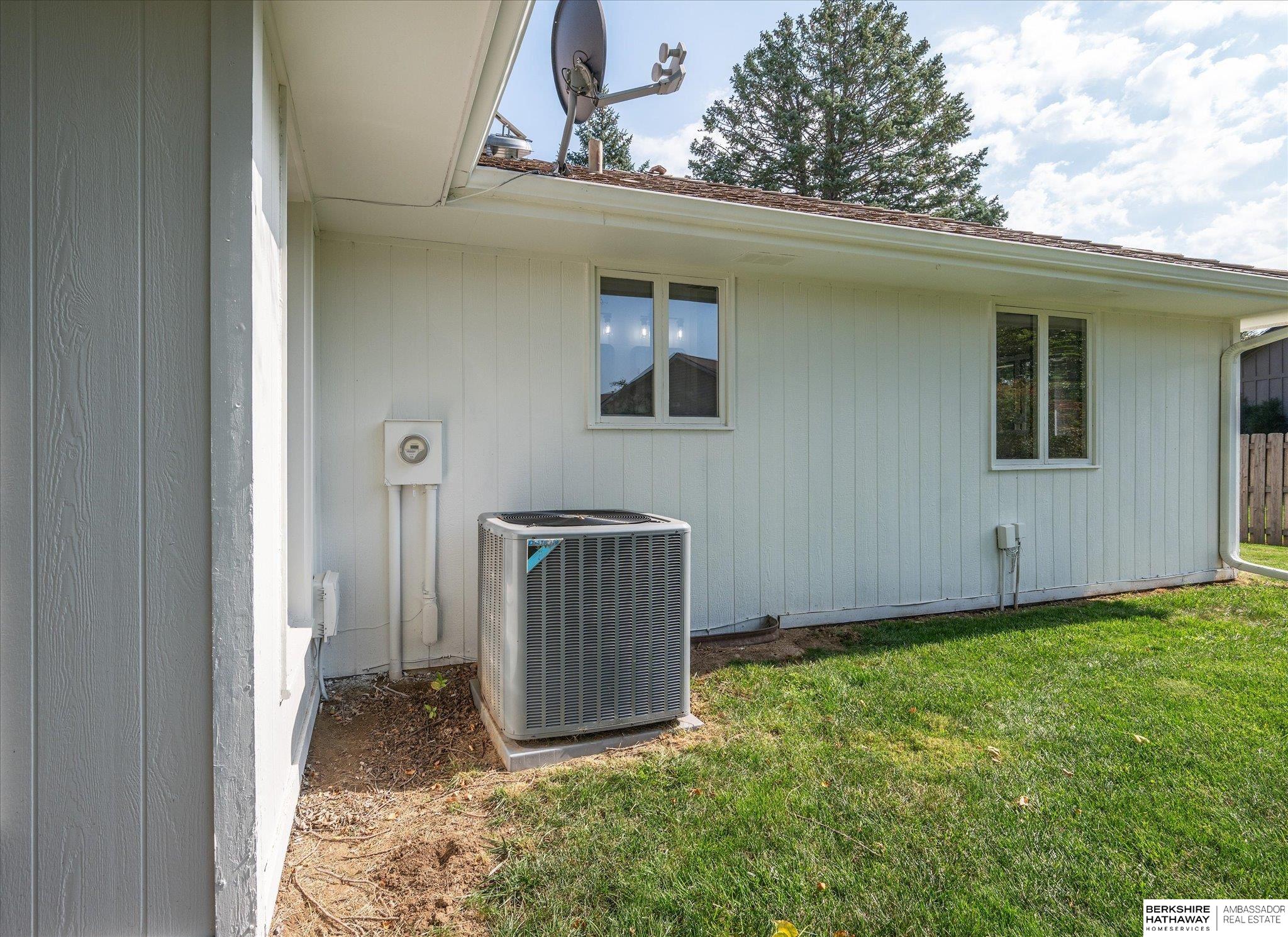 Council Bluffs, Iowa 51503, United States, 5 Bedrooms Bedrooms, ,4 BathroomsBathrooms,Residential,Pending,222191