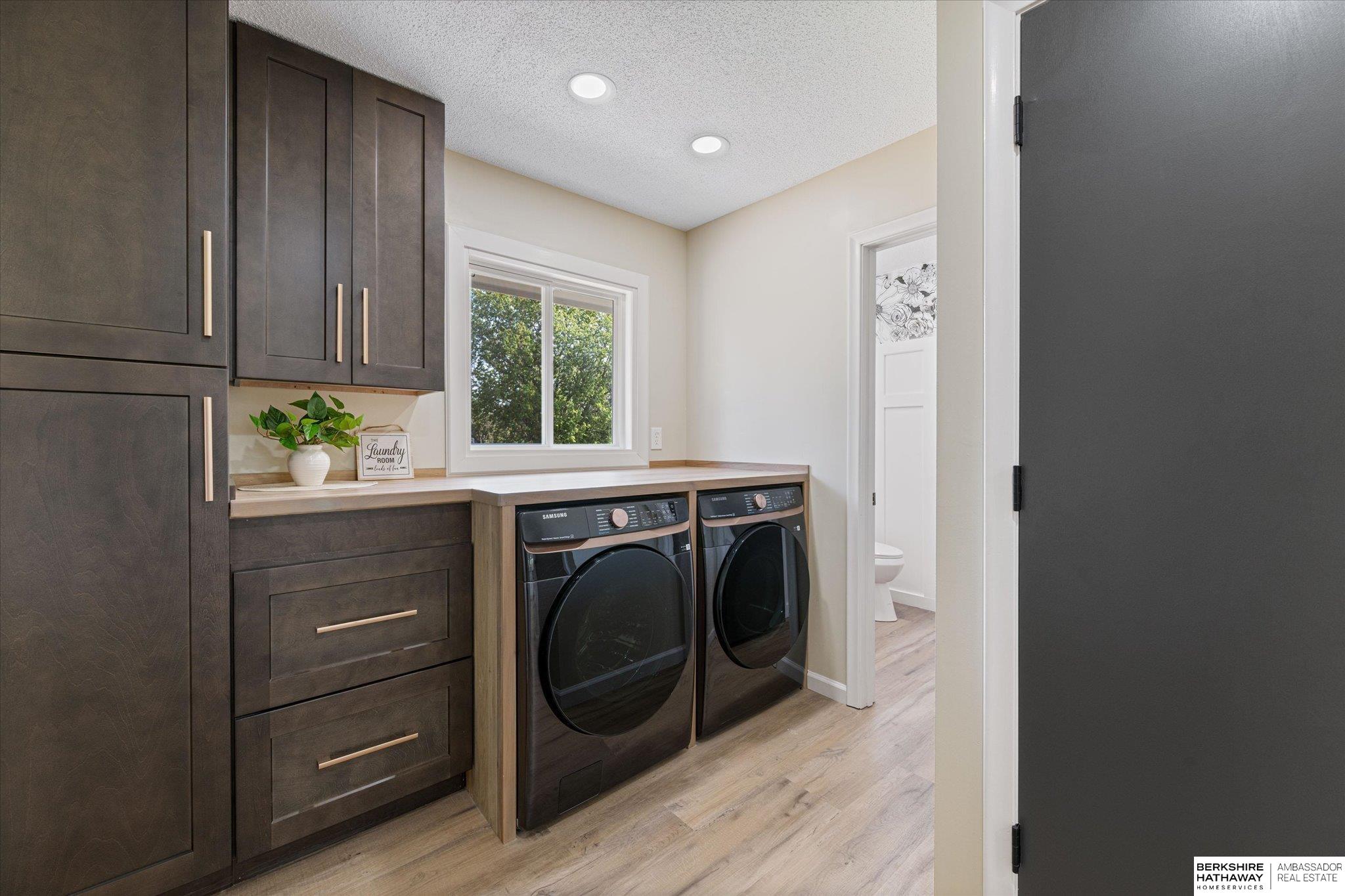 Council Bluffs, Iowa 51503, United States, 5 Bedrooms Bedrooms, ,4 BathroomsBathrooms,Residential,Pending,222191