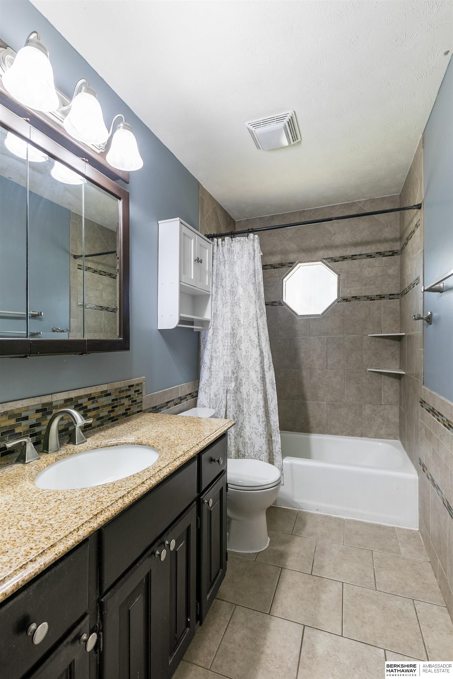 Lincoln, Nebraska 68505, United States, 4 Bedrooms Bedrooms, ,2 BathroomsBathrooms,Residential,Active,252644