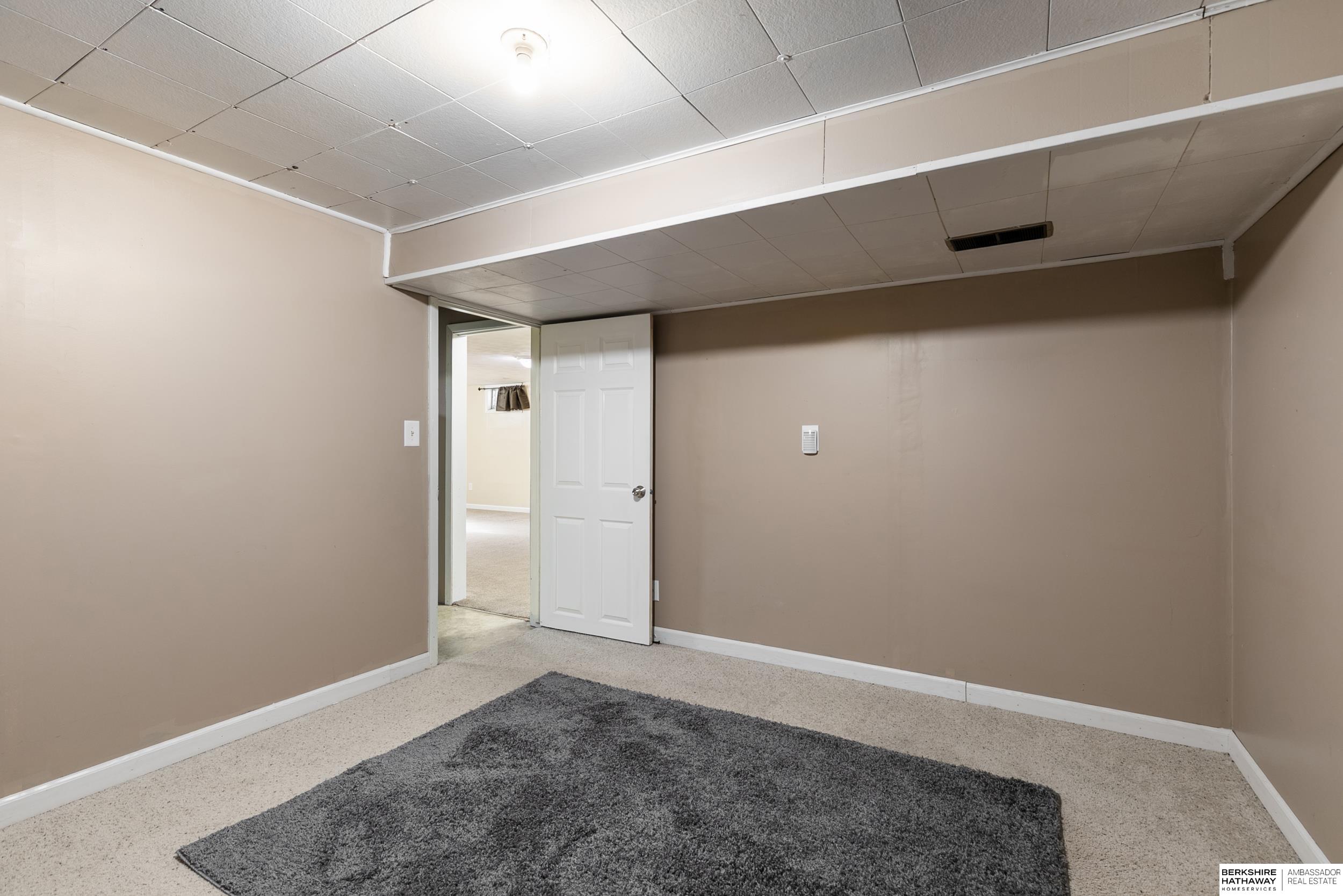 Lincoln, Nebraska 68505, United States, 4 Bedrooms Bedrooms, ,2 BathroomsBathrooms,Residential,Active,252644