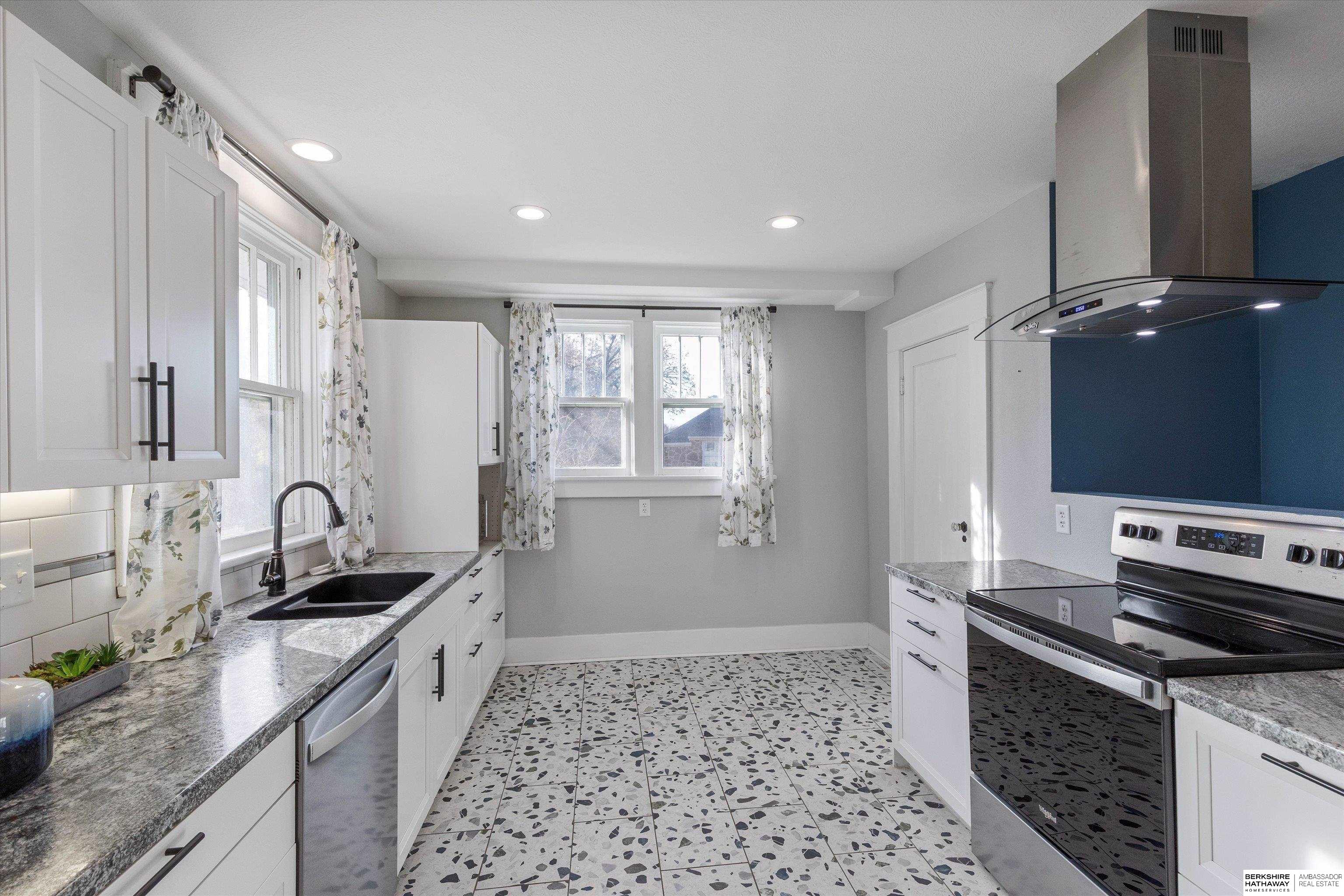 Plattsmouth, Nebraska 68048, United States, 5 Bedrooms Bedrooms, ,2 BathroomsBathrooms,Residential,Active,244532