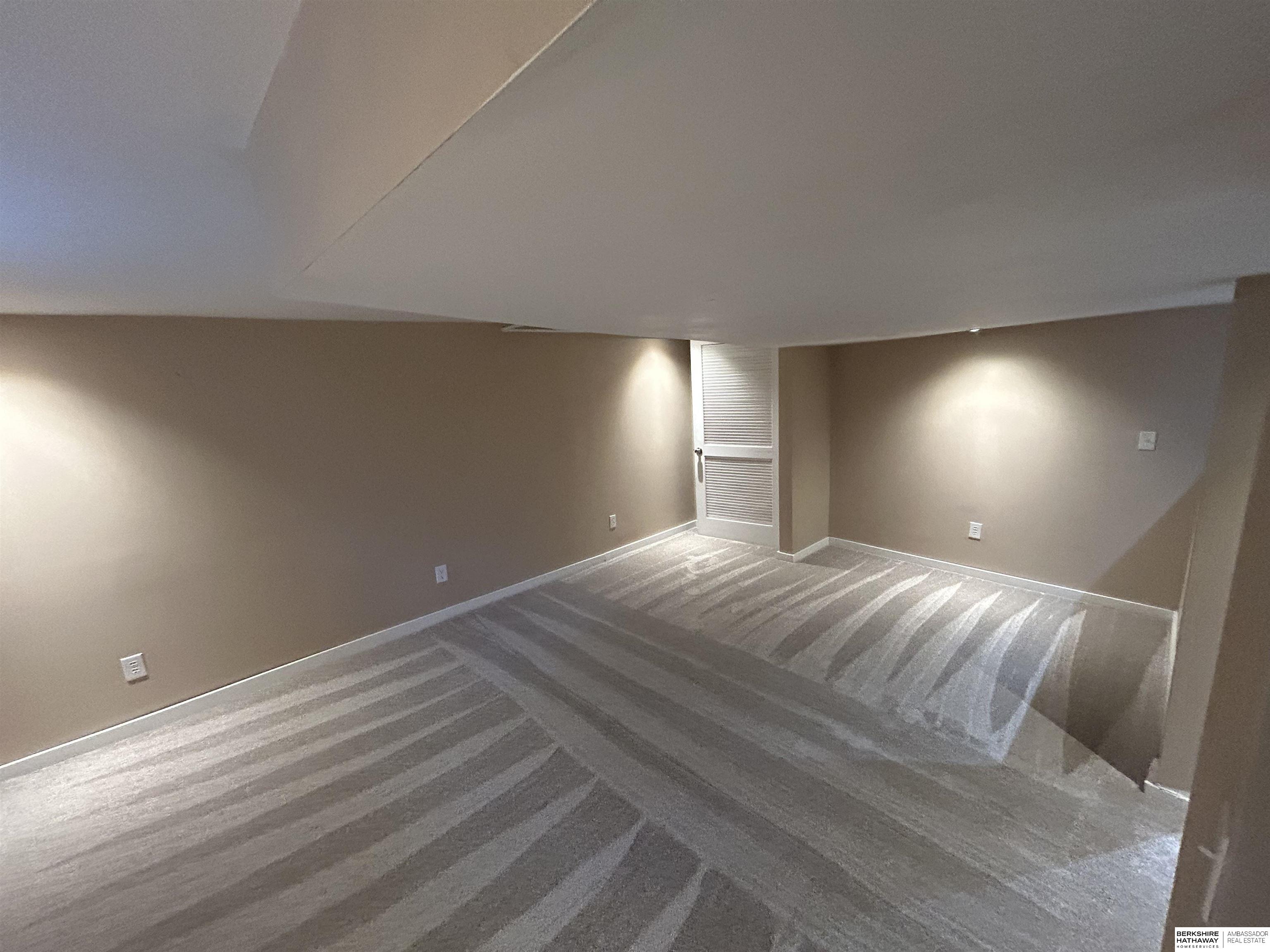 Omaha, Nebraska 68131, United States, 3 Bedrooms Bedrooms, ,2 BathroomsBathrooms,Residential,Active,232477