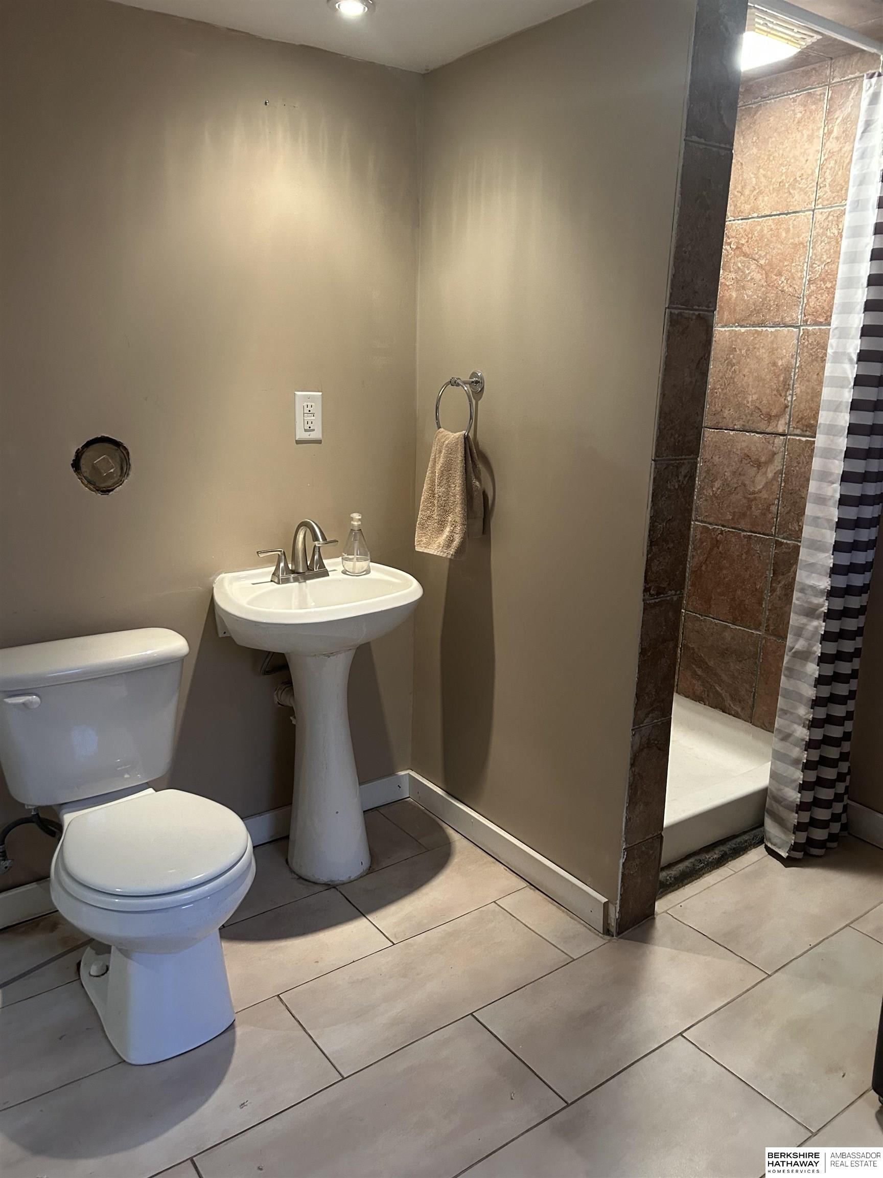 Omaha, Nebraska 68131, United States, 3 Bedrooms Bedrooms, ,2 BathroomsBathrooms,Residential,Active,232477