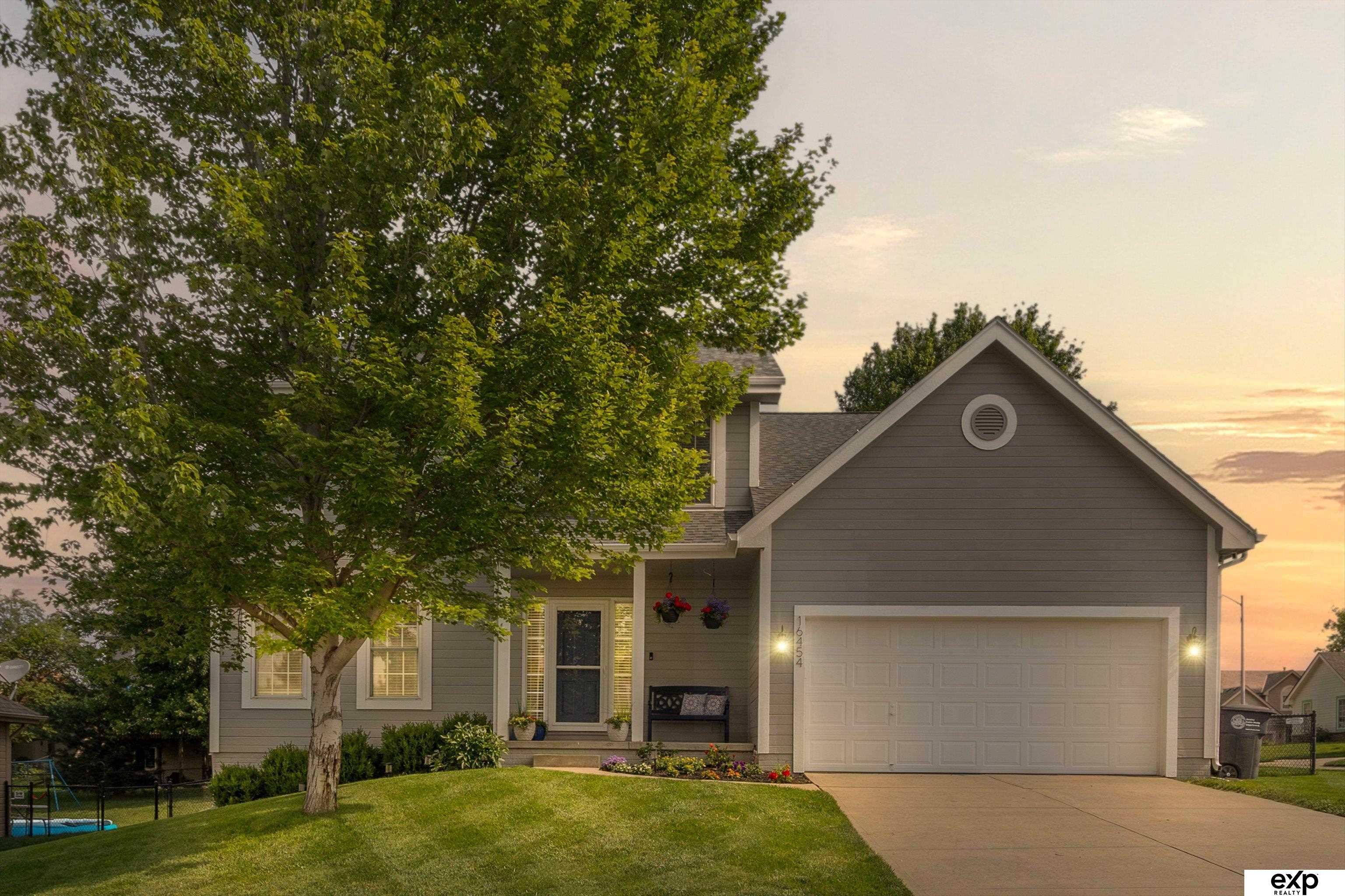 Omaha, Nebraska 68135, United States, 4 Bedrooms Bedrooms, ,3 BathroomsBathrooms,Residential,Pending,156288