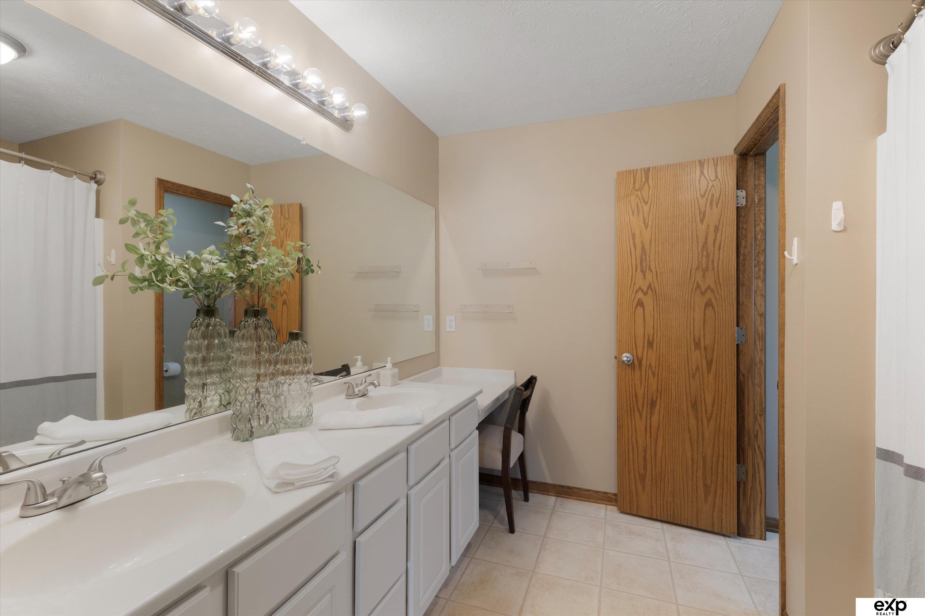 Omaha, Nebraska 68135, United States, 4 Bedrooms Bedrooms, ,3 BathroomsBathrooms,Residential,Pending,156288