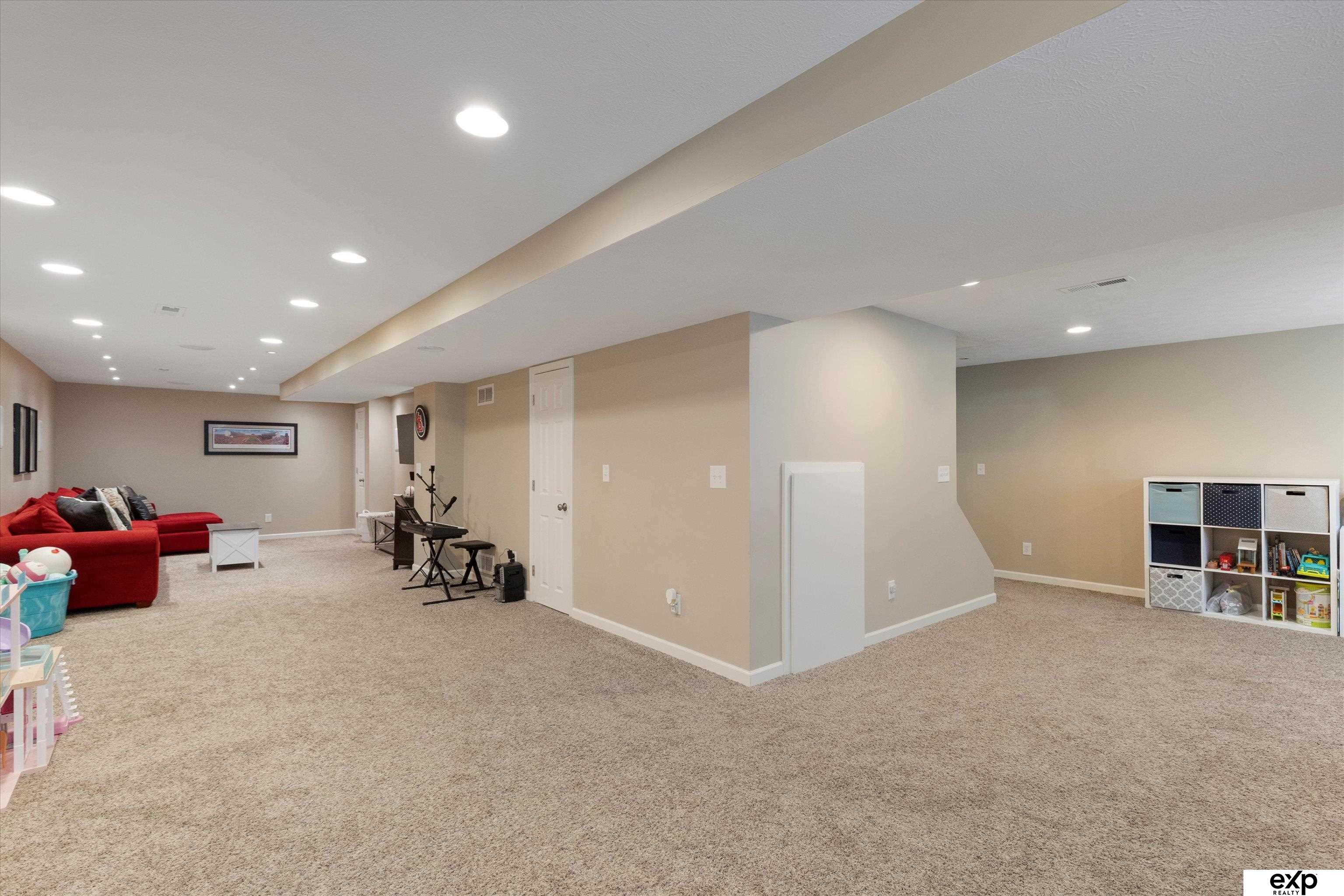 Omaha, Nebraska 68135, United States, 4 Bedrooms Bedrooms, ,3 BathroomsBathrooms,Residential,Pending,156288