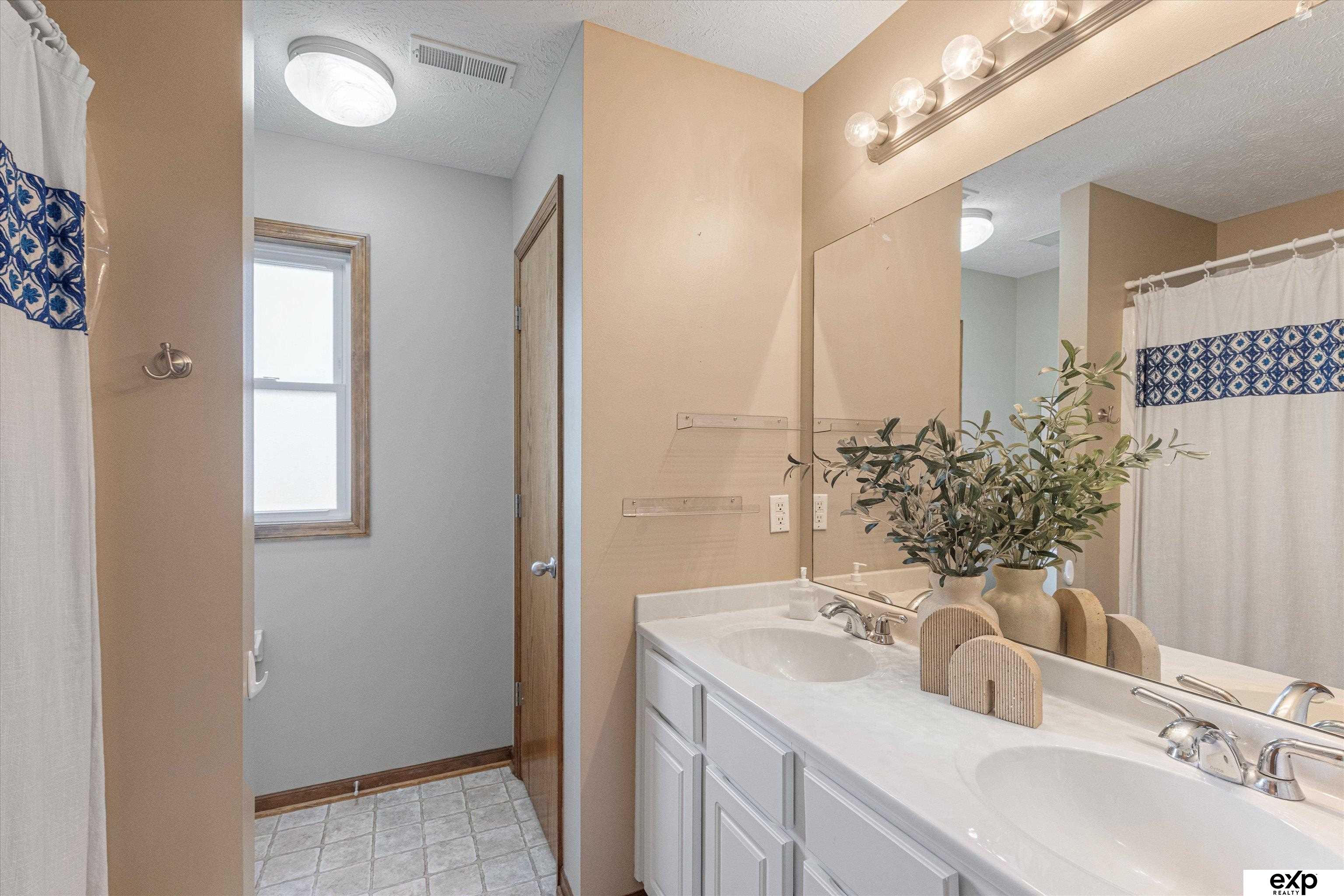 Omaha, Nebraska 68135, United States, 4 Bedrooms Bedrooms, ,3 BathroomsBathrooms,Residential,Pending,156288